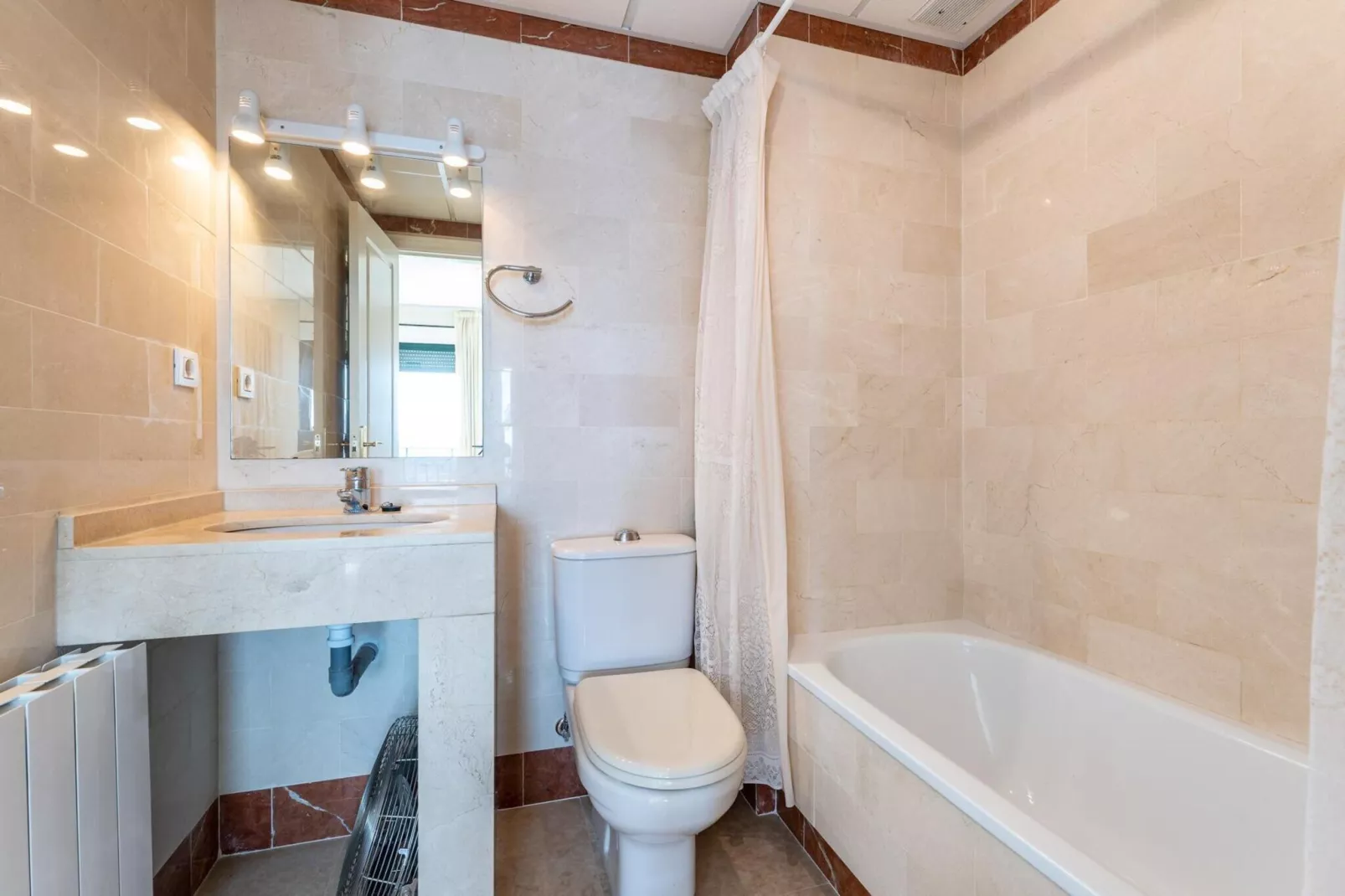 CT 237 GR - Carmenes Dream - Incredible Views-Badkamer