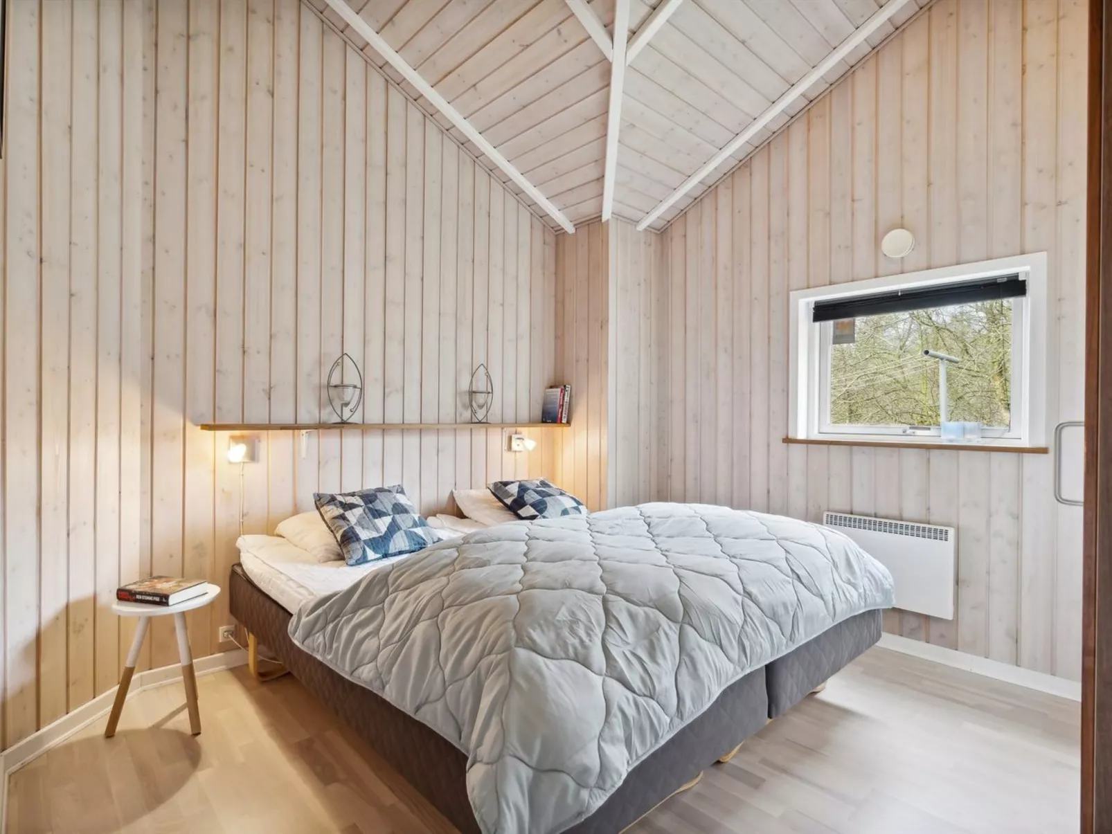 "Elif" - 30km from the sea-Binnen