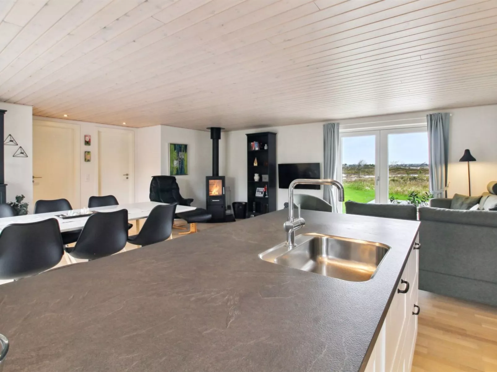 "Golubinka" - 2.5km from the sea-Binnen