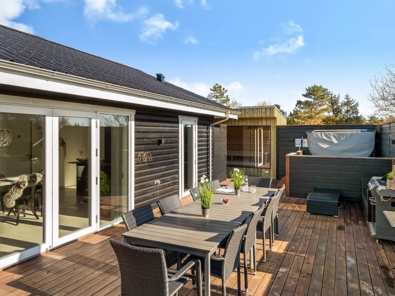 "Elisaveta" - 400m to the fjord-Buiten