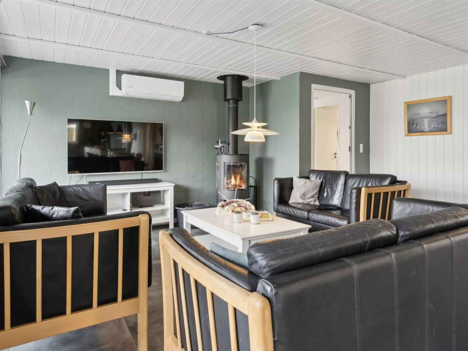 "Akira" - 250m from the sea-Binnen