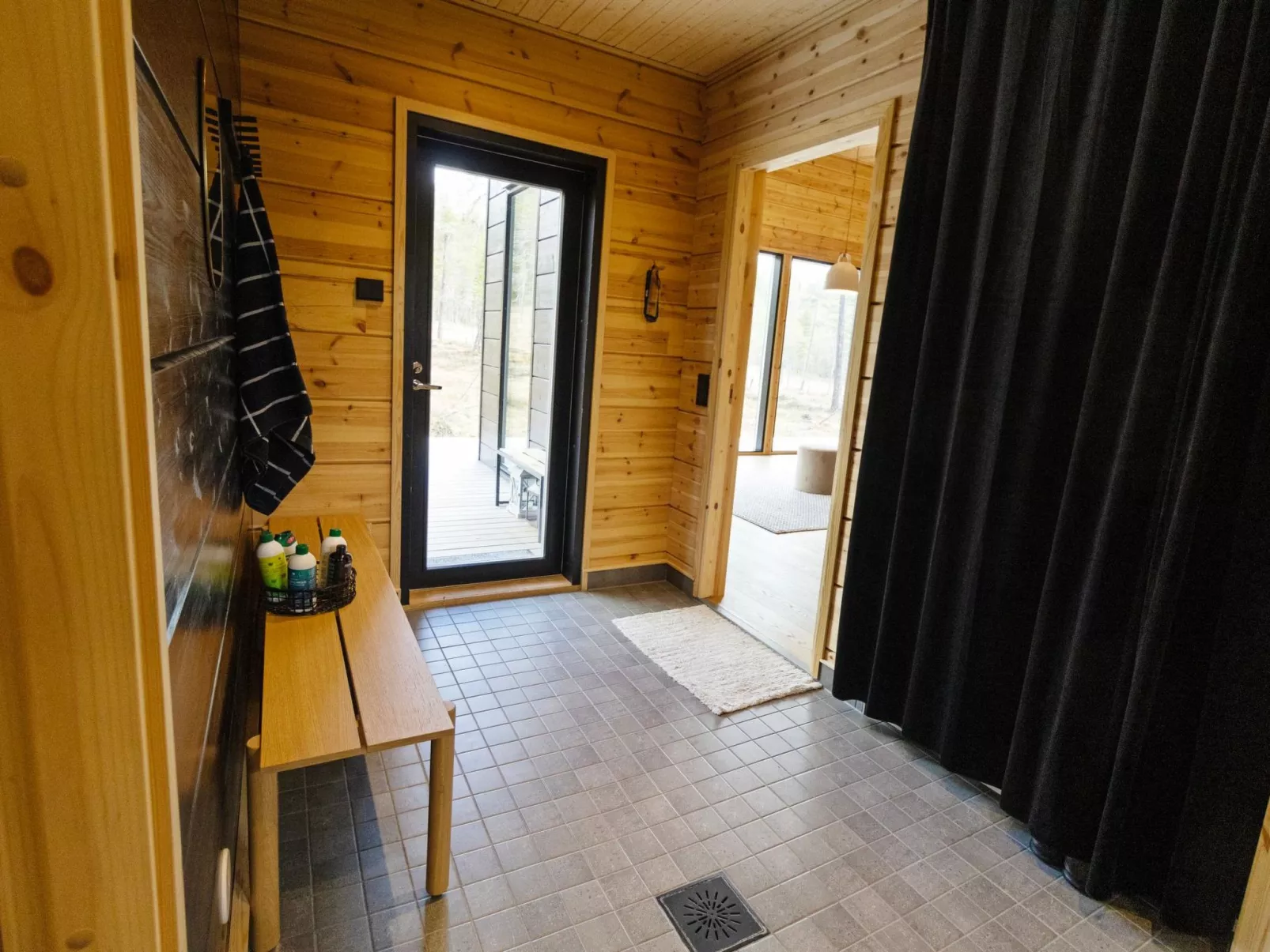 Sallan kuukkeli-Binnen