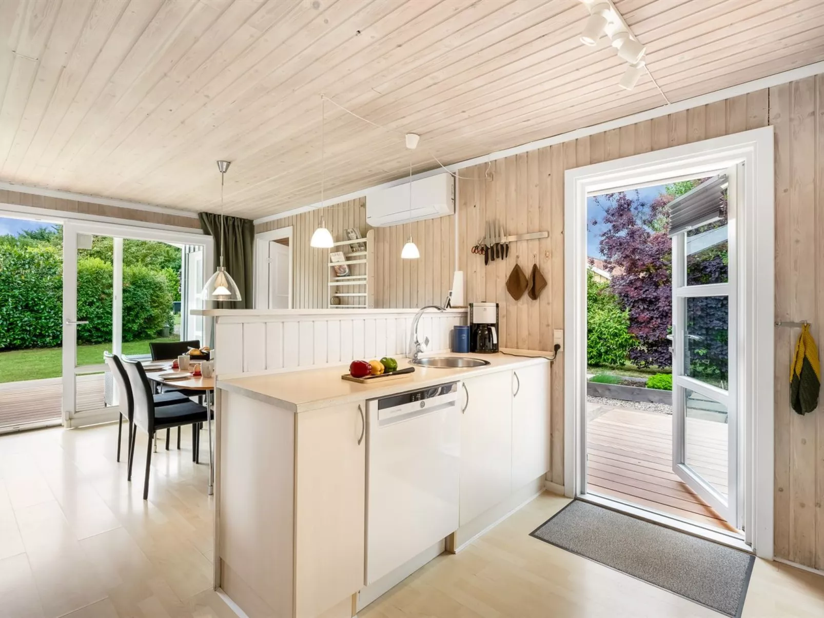 "Ellie" - 500m from the sea-Binnen