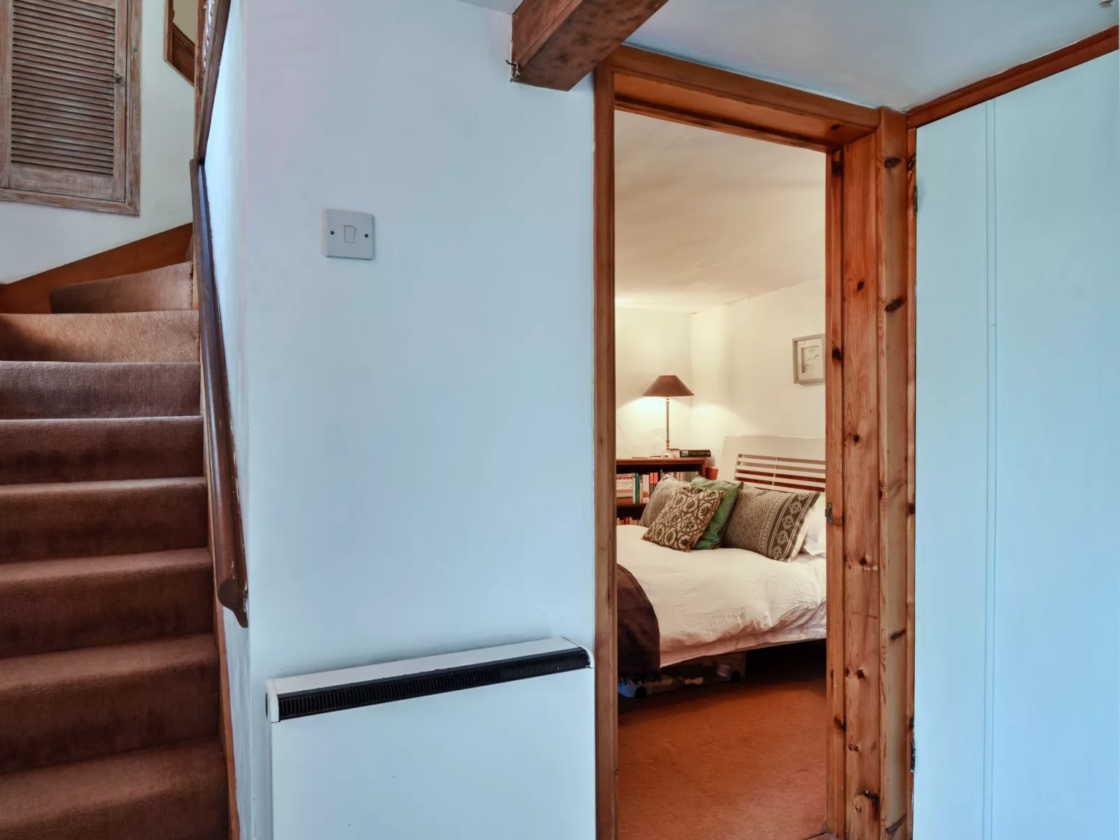 April Cottage-Binnen