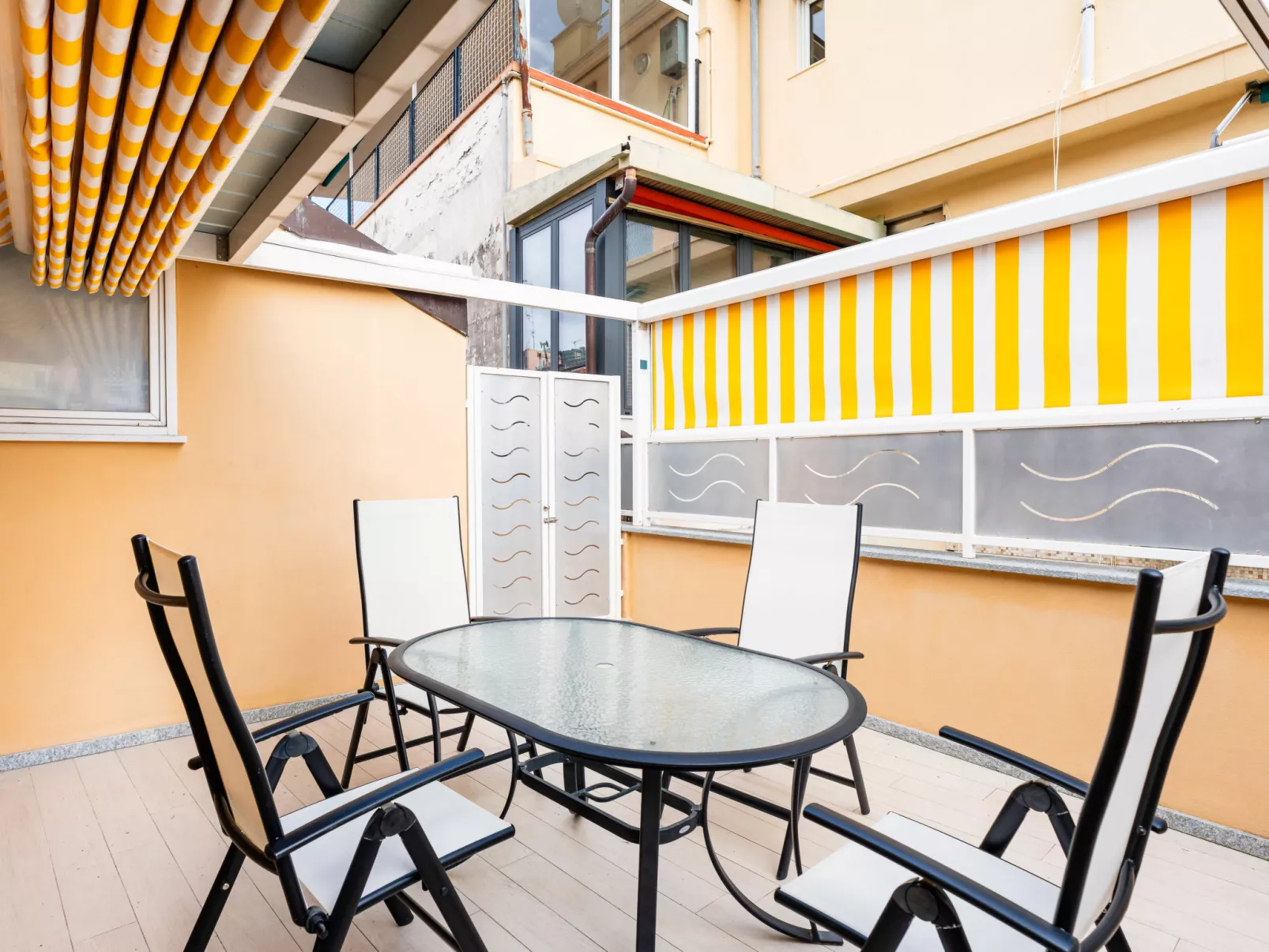 By Center and Sea-Buiten