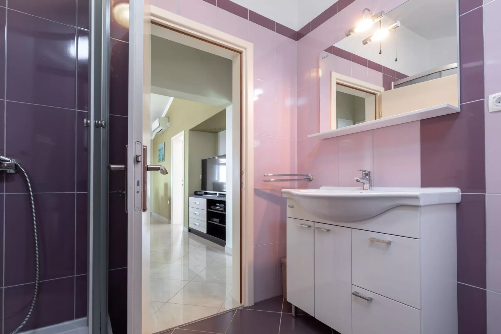 Modern Villa with Pool-Badkamer