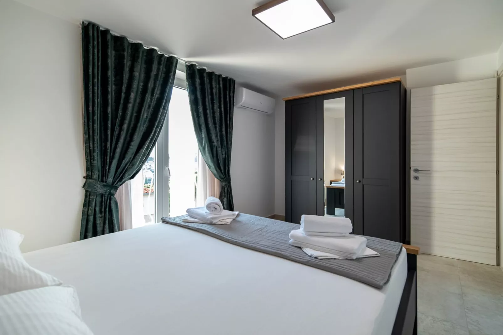 Apartments Sweet Escape - Two Bedroom Apartment with Terrace and Sea View-Slaapkamer