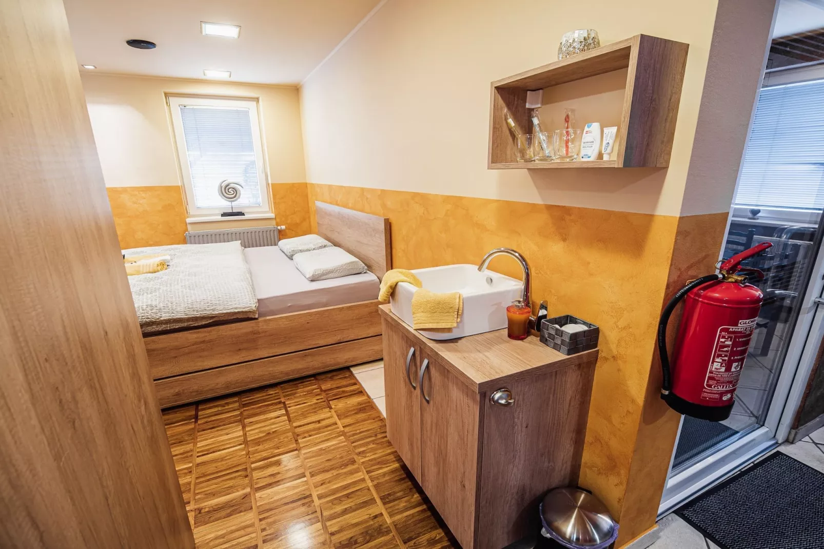 Elegant and Stylish Retreat Apartments with Terrace - Two Bedroom Apartment with Terrace-Slaapkamer