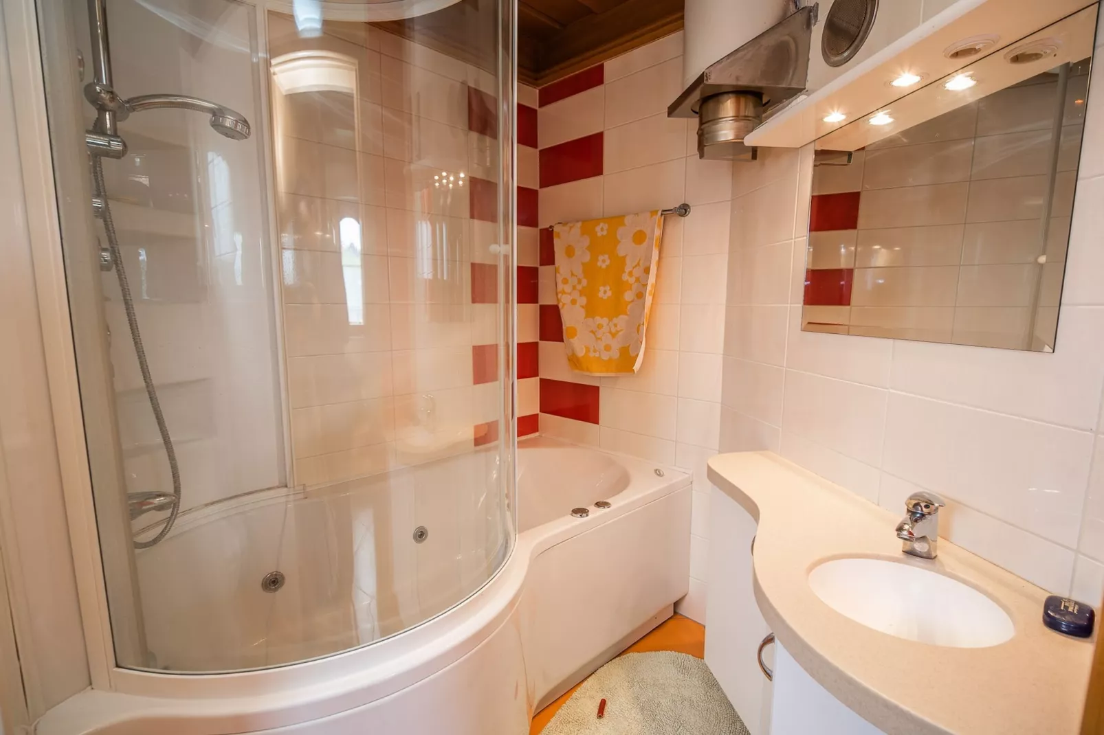 Vivid Hillside Country House with Hot-Tub and Sauna - Two Bedroom Country House-Badkamer