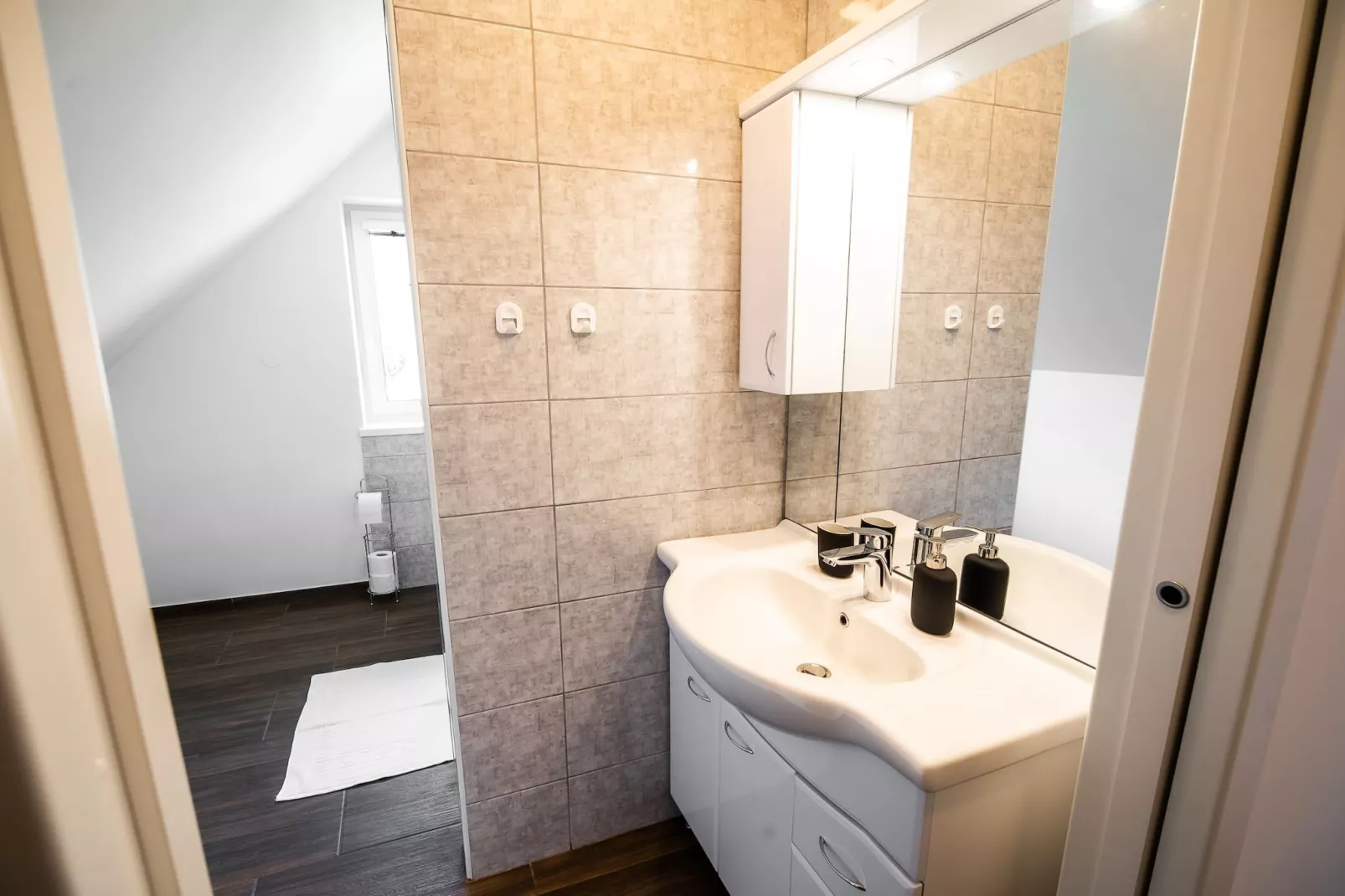 Mountain View Haven Apartments - One Bedroom Apartment  with Balcony-Badkamer