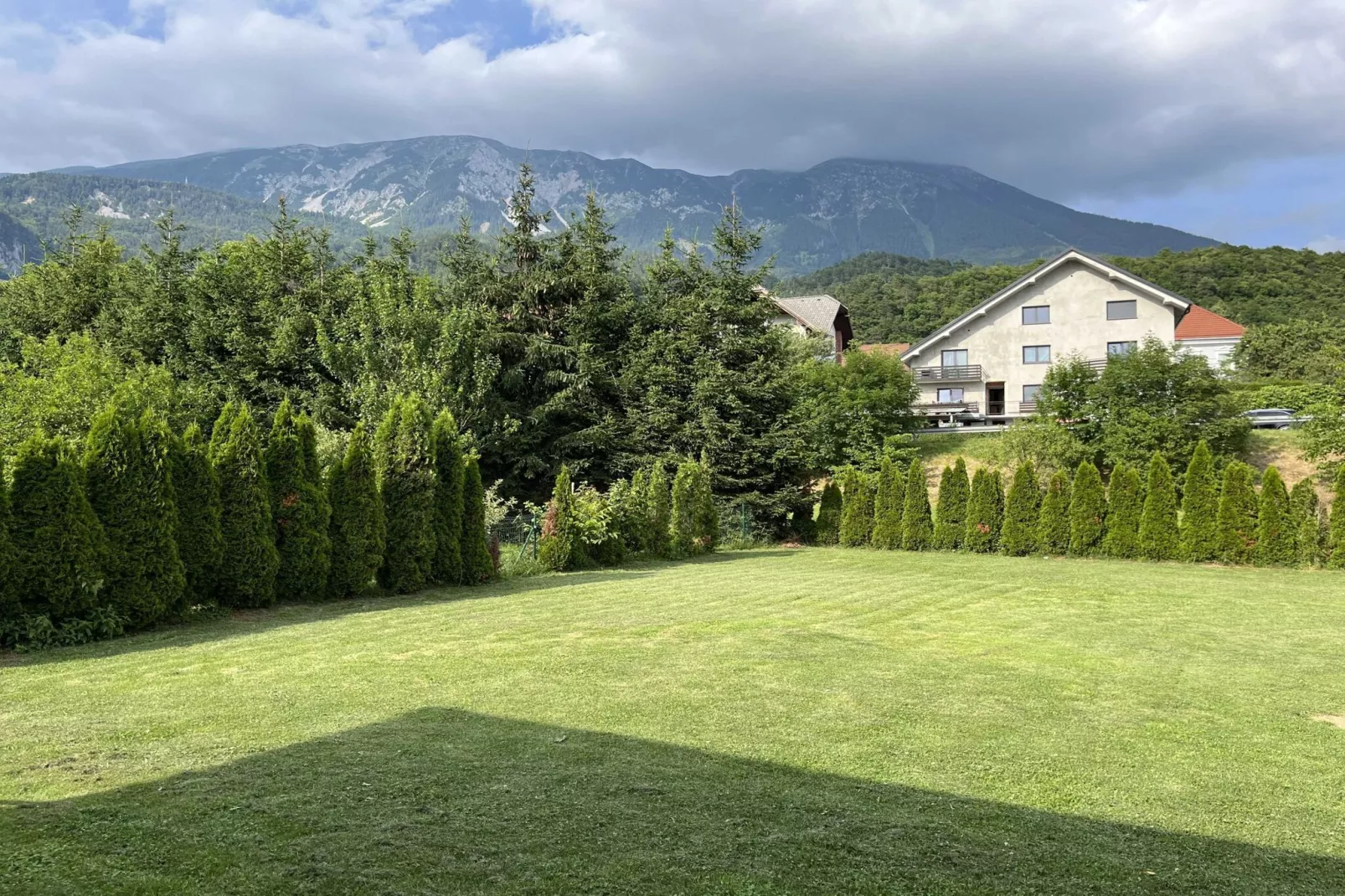 Meadow Tranquil Apartments with Evergreen Garden - Studio Apartment-Buitenlucht