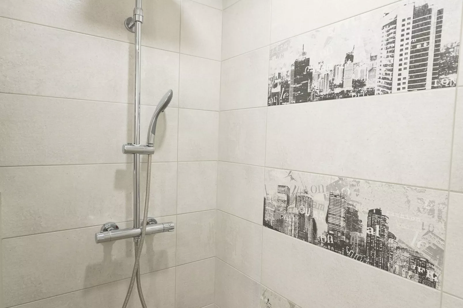 Downtown Koper Spacious Apartment with Balcony - Two Bedroom Apartment with Balcony-Badkamer