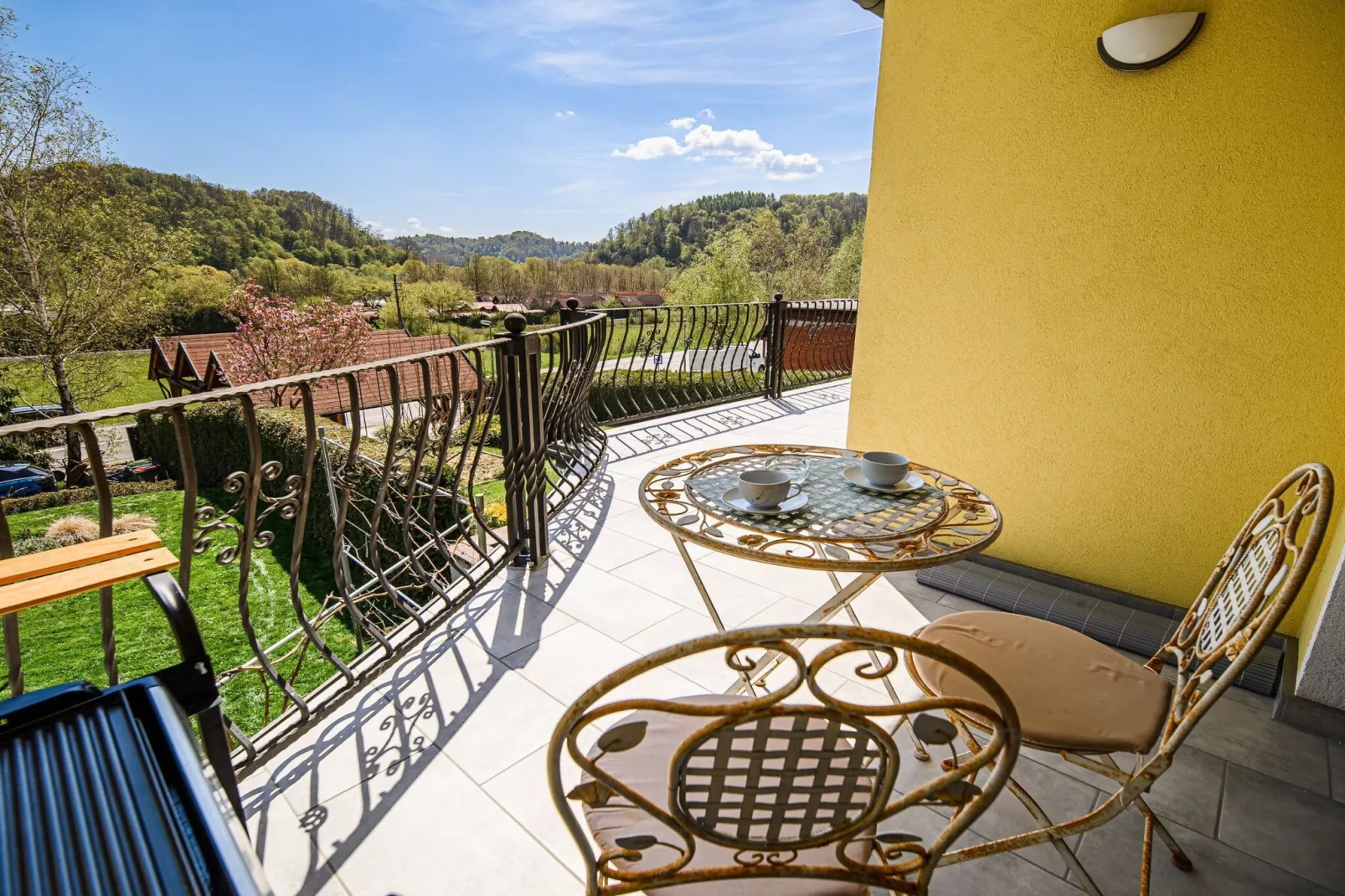 Sunny and Spacious Apartments with Terrace near Water Park - One Bedroom Apartment with Terrace-Terras