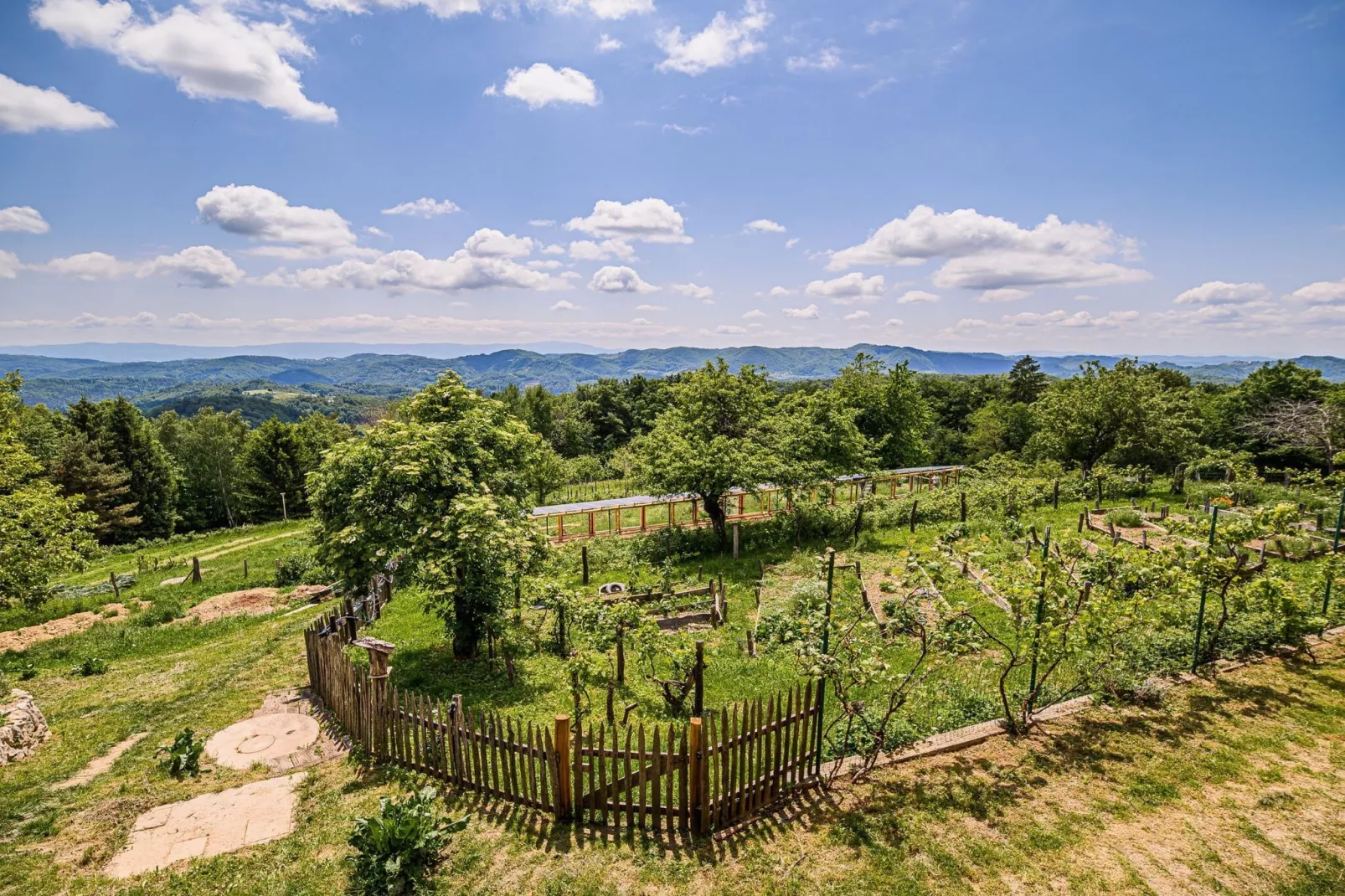 Hidden Authentic Haven Apartments - Two Bedroom Apartment with Balcony-Buitenlucht