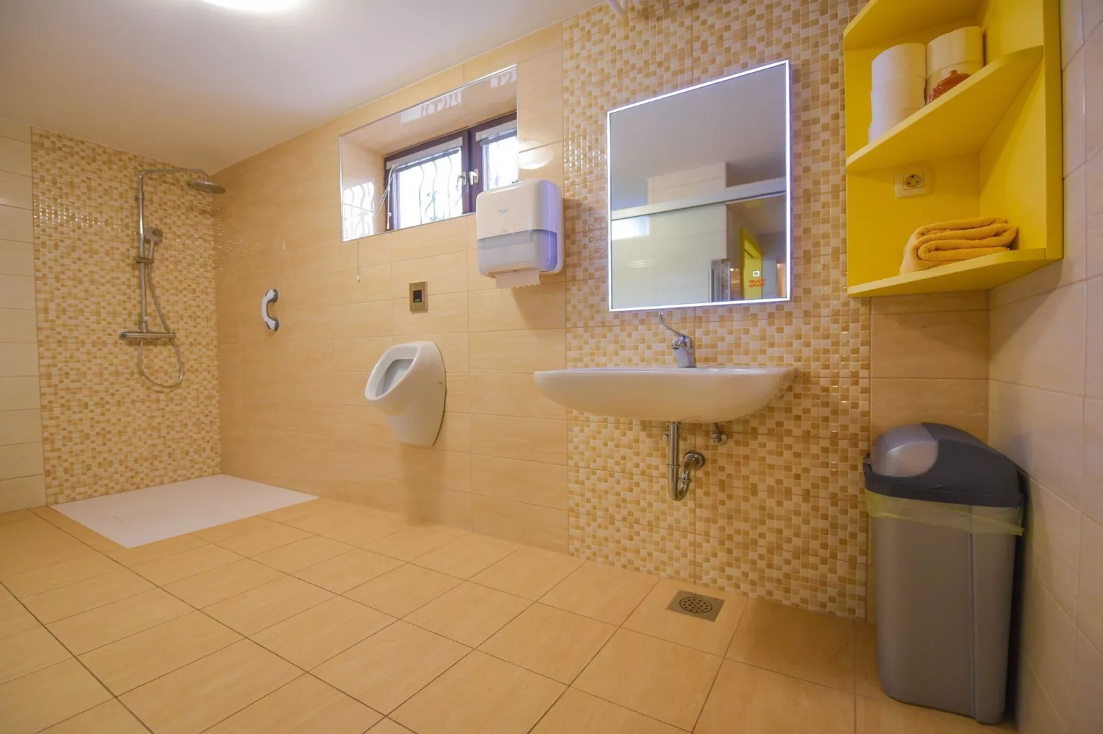 Cozy Luxe Holiday Home with Natural Thermal Bath - Seven Bedroom Holiday Home-Badkamer