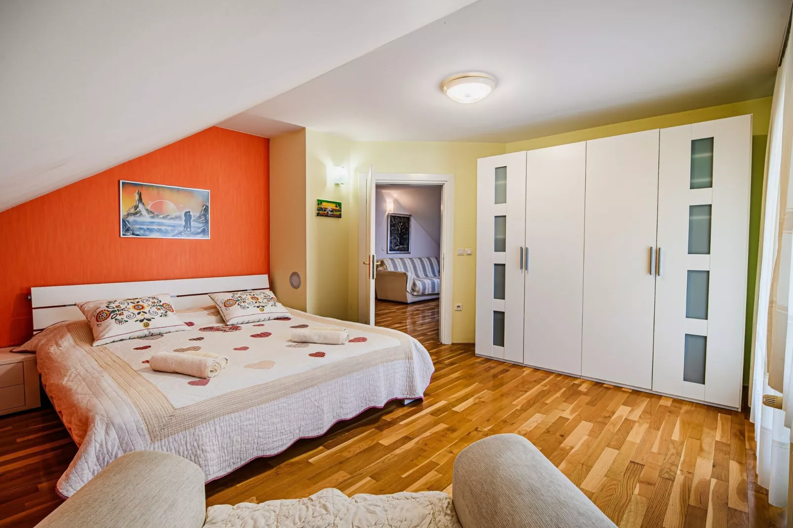 Stunning Rural Holiday Home with Garden and BBQ -  Four Bedroom Holiday Home-Slaapkamer