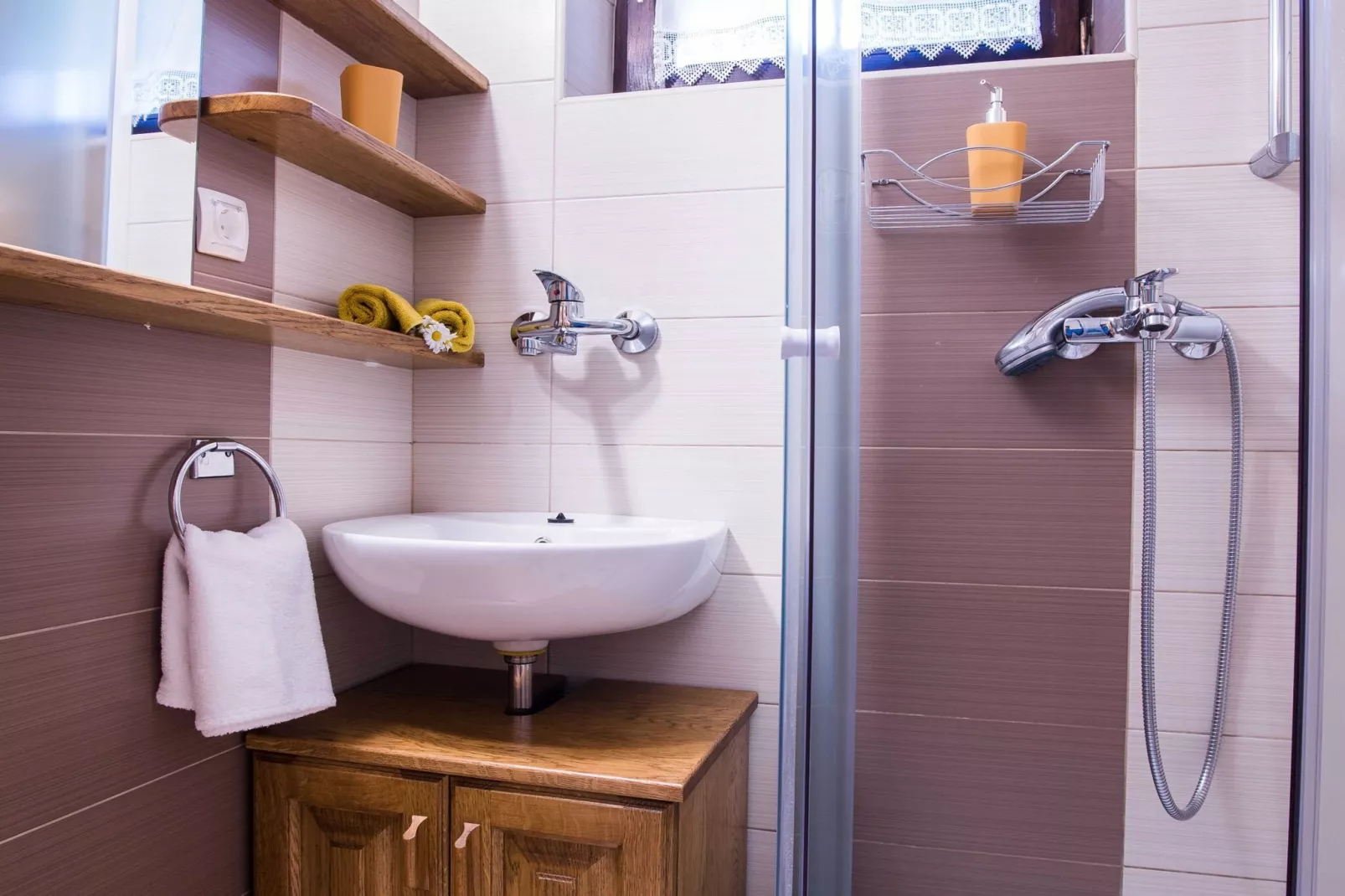 Rustic Authentic Holiday Home with Terrace and Wood Stove - Three Bedroom Holiday Home with Terrace-Badkamer