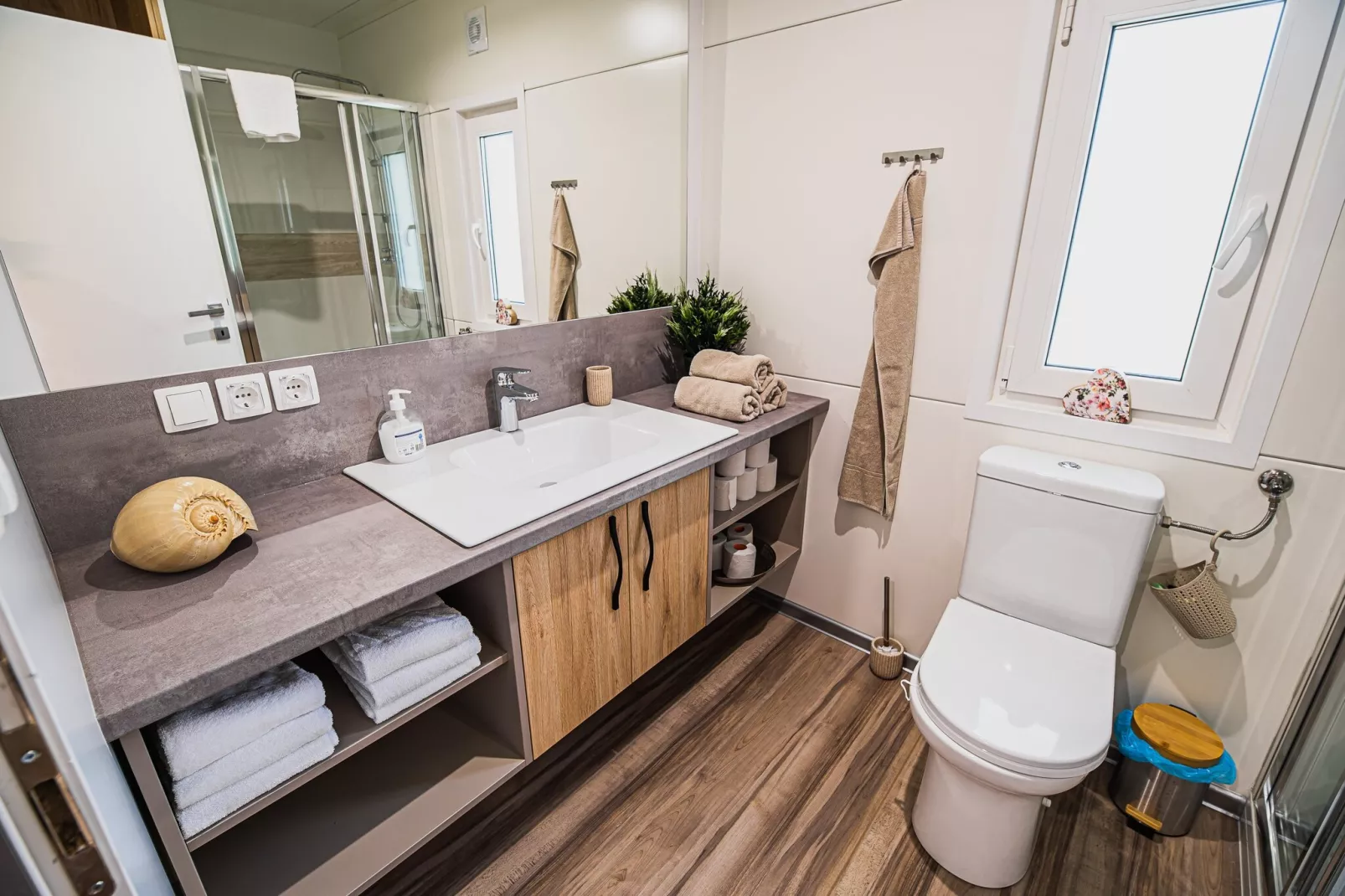 Lake Serenity Premium Mobile Homes with Thermal Riviera Tickets - Three Bedroom Mobile Home 15\/029 - Badkamer