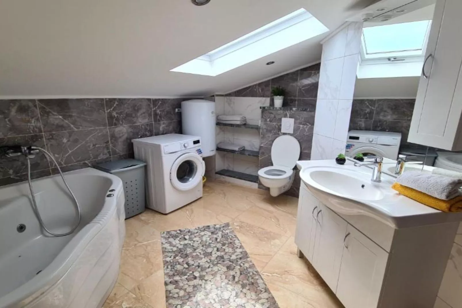 Apartment with One Bathroom-Badkamer