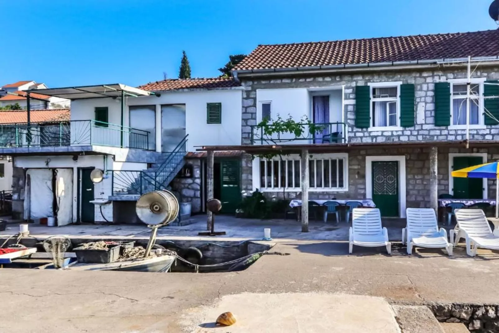 Beachfront Escape – Steps from the Crystal-Clear Sea - One Bedroom Apartment 1-Buitenlucht