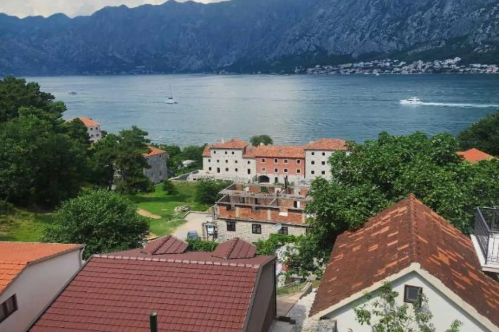 Deluxe City Escape with Modern Comforts & Garage - Double Room-Buitenlucht