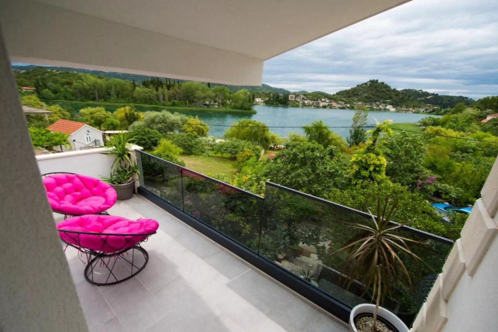 One-Bedroom Apartment With Lake View-Terras