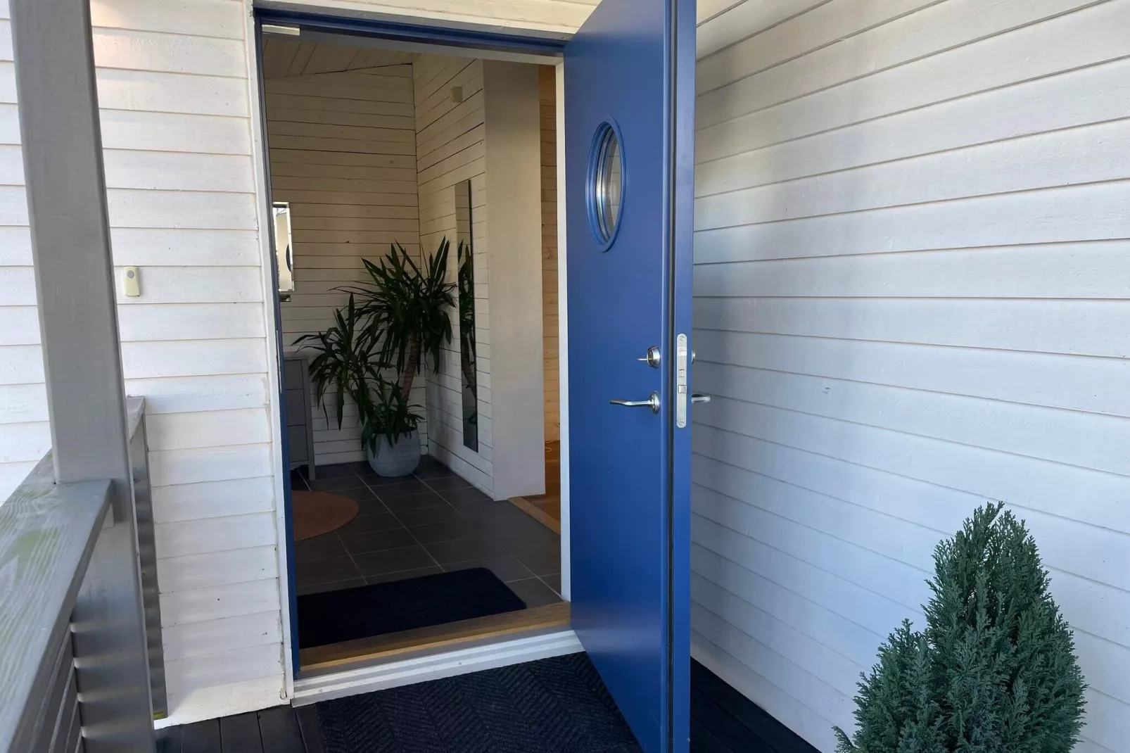 Kustwoning in Sandvik met zwembad-Buitenlucht