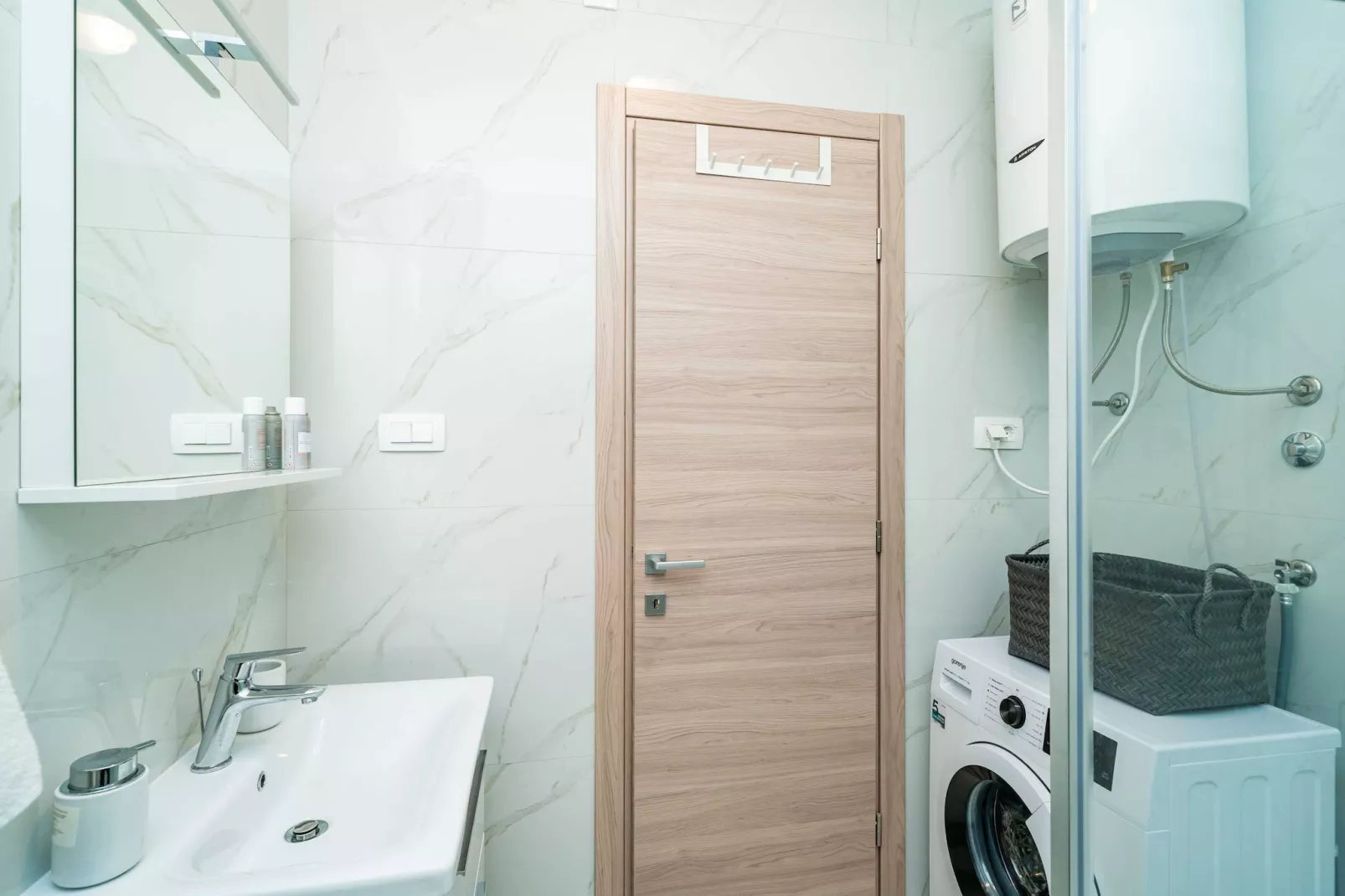 Apartment Zoric - Two Bedroom Apartment with Balcony-Badkamer