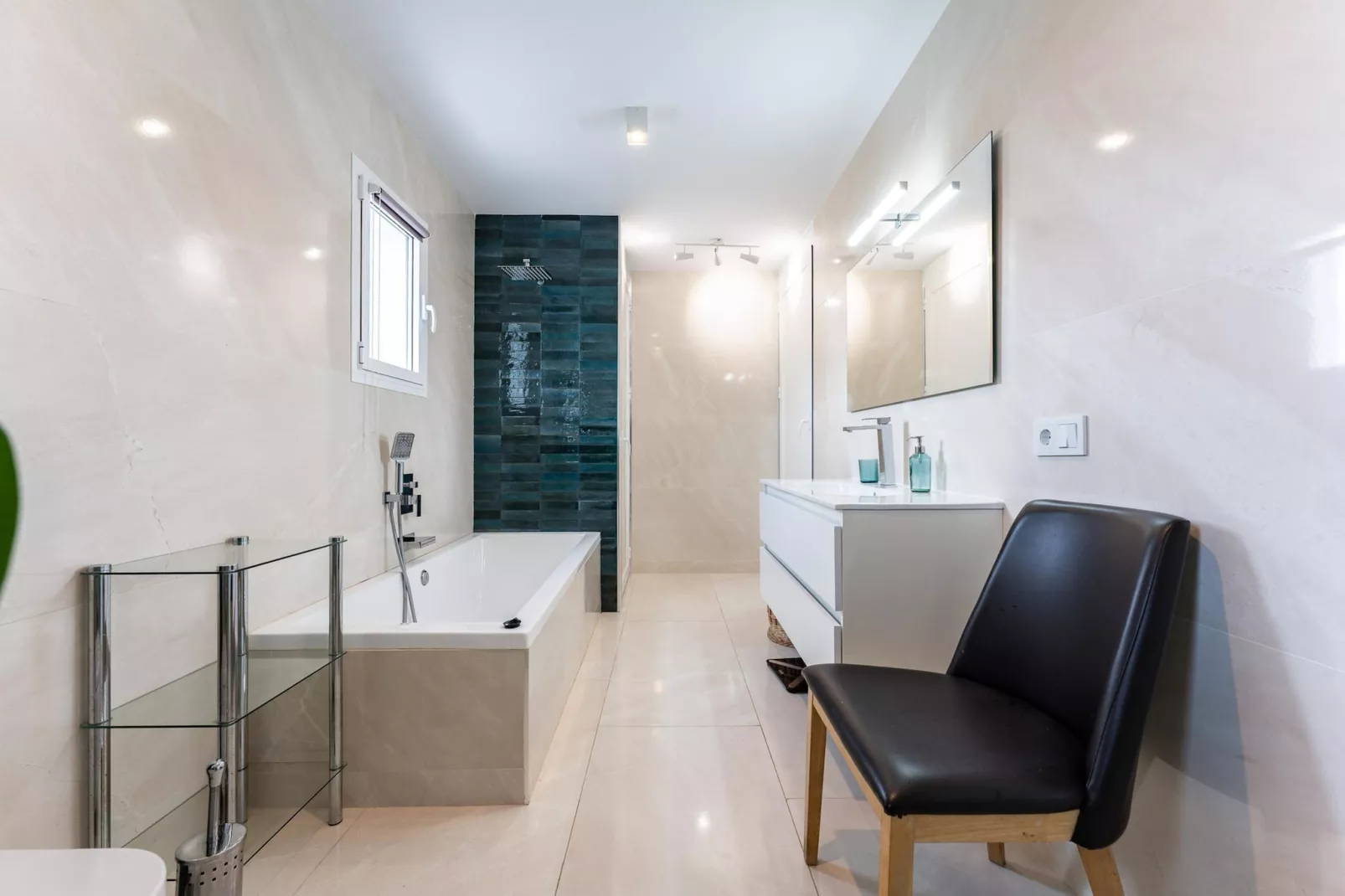 CT 376 - Faro's Calypso Duplex Penthouse - Walking distance to Beach-Badkamer