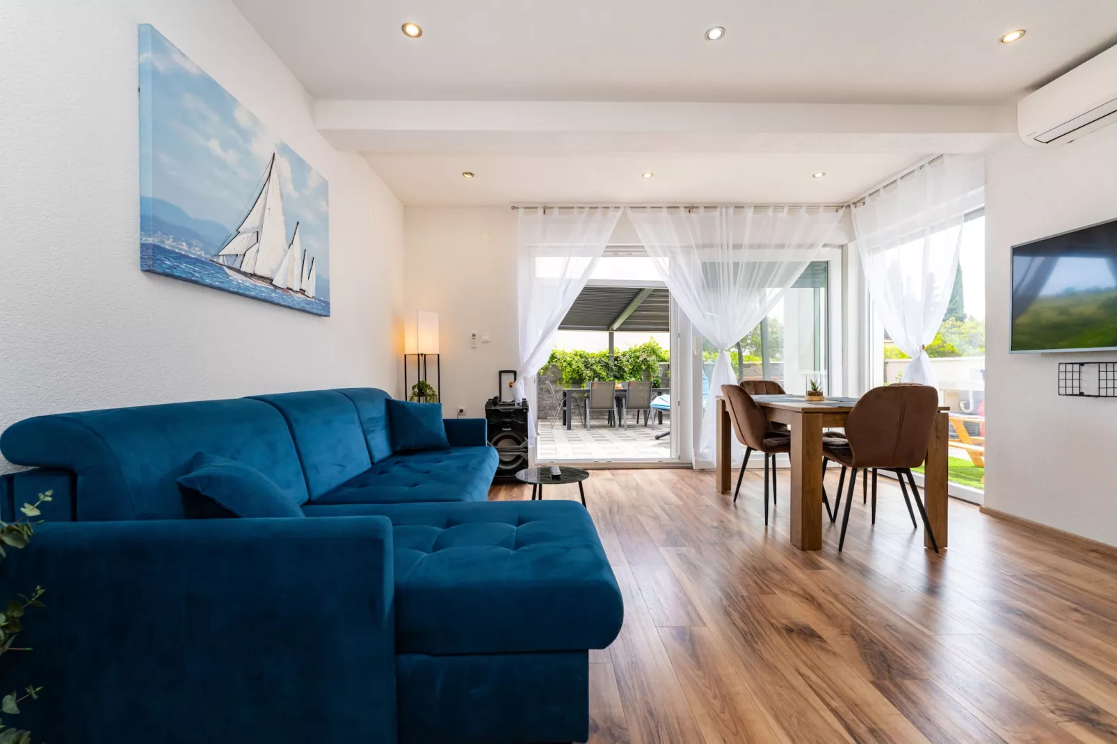 Apartment Nikita with private pool-Woonkamer