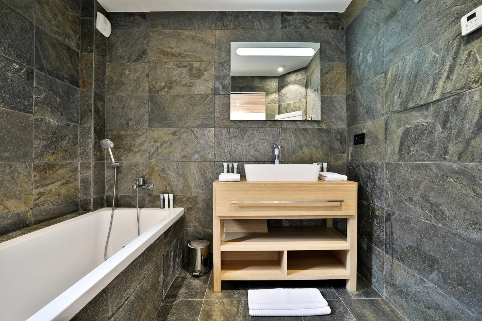 Black Stone-Badkamer