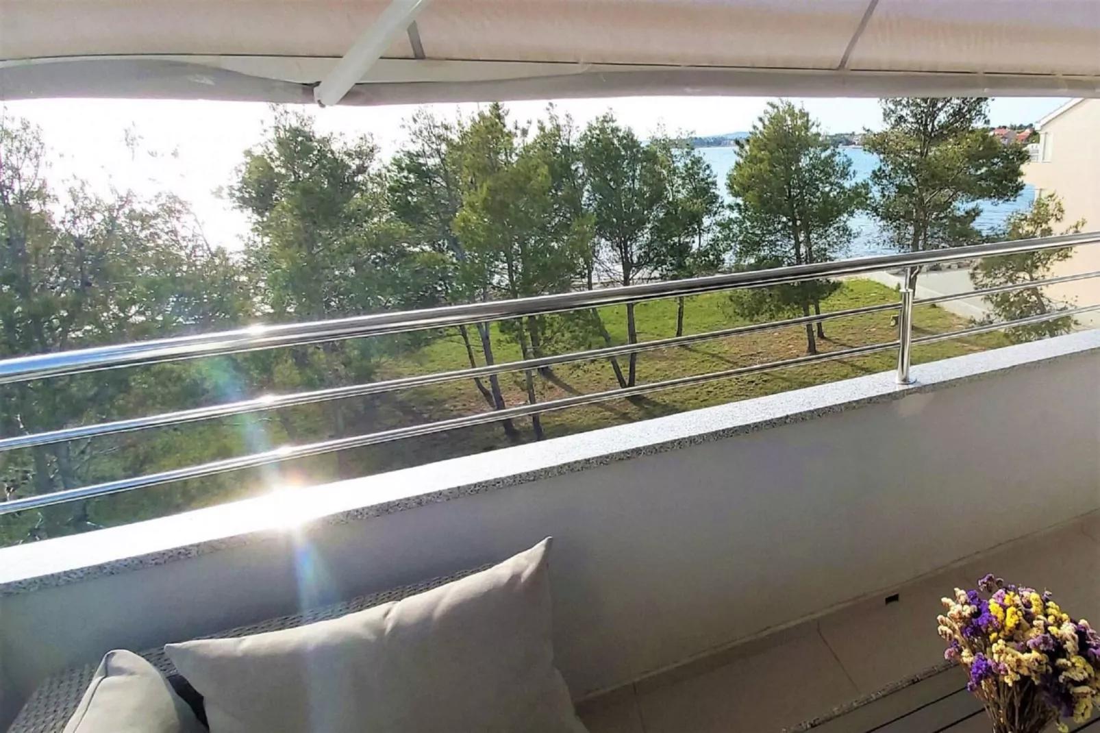 Sea view apartment Privlaka-Terrasbalkon