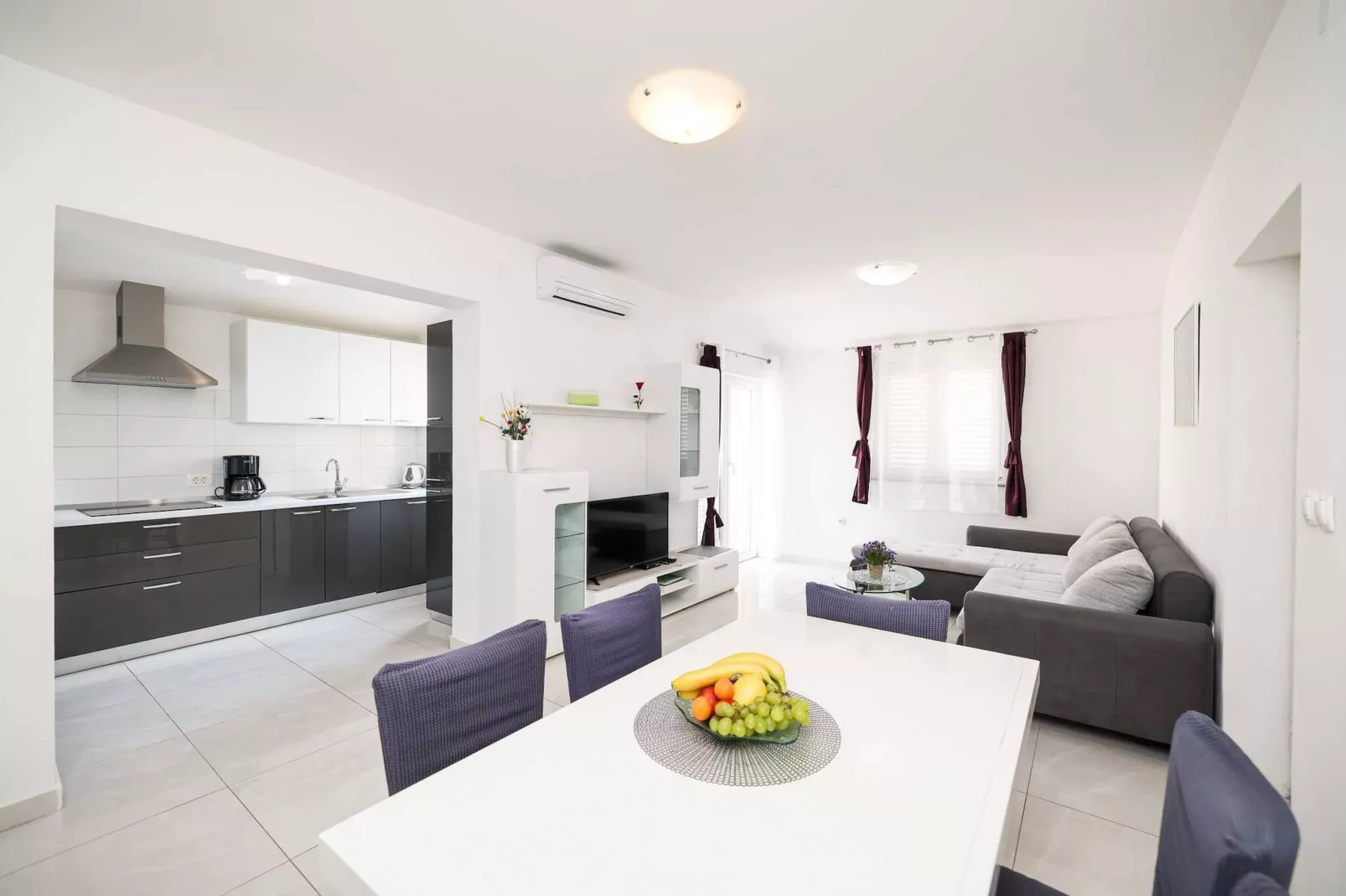 Holiday home Nekic-Eetkamer