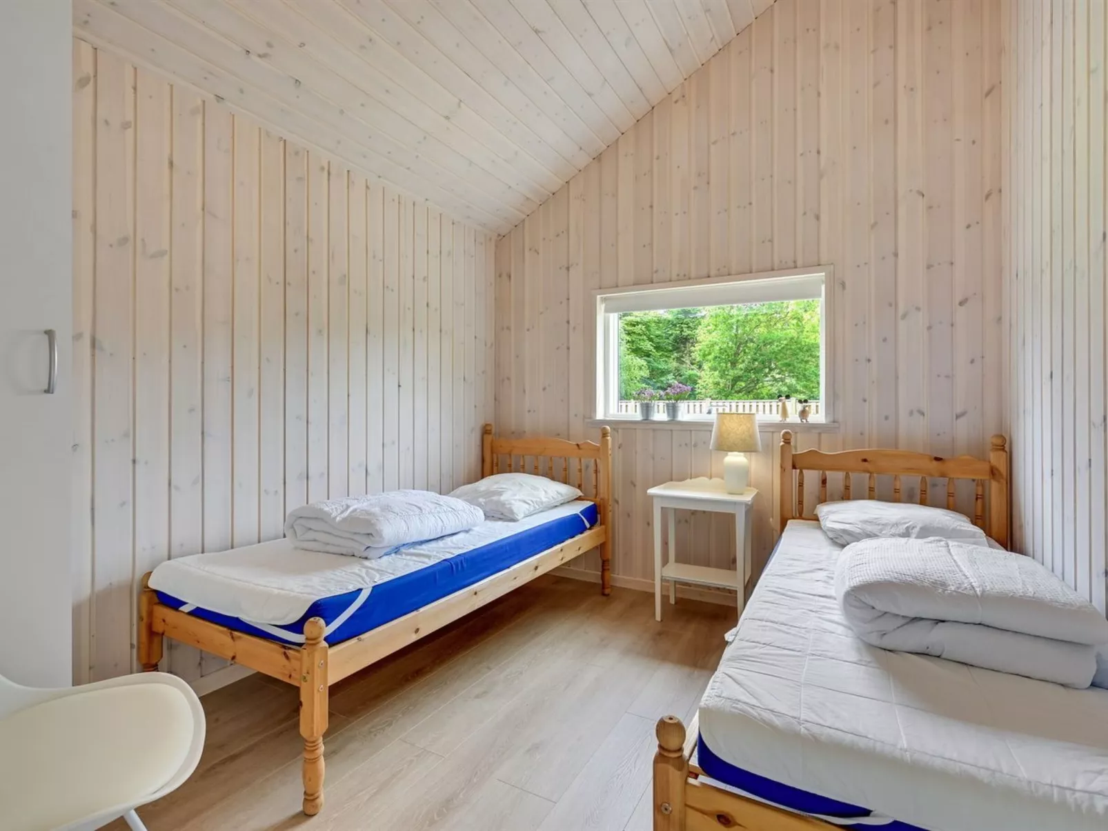 "Regni" - 300m to the fjord-Binnen