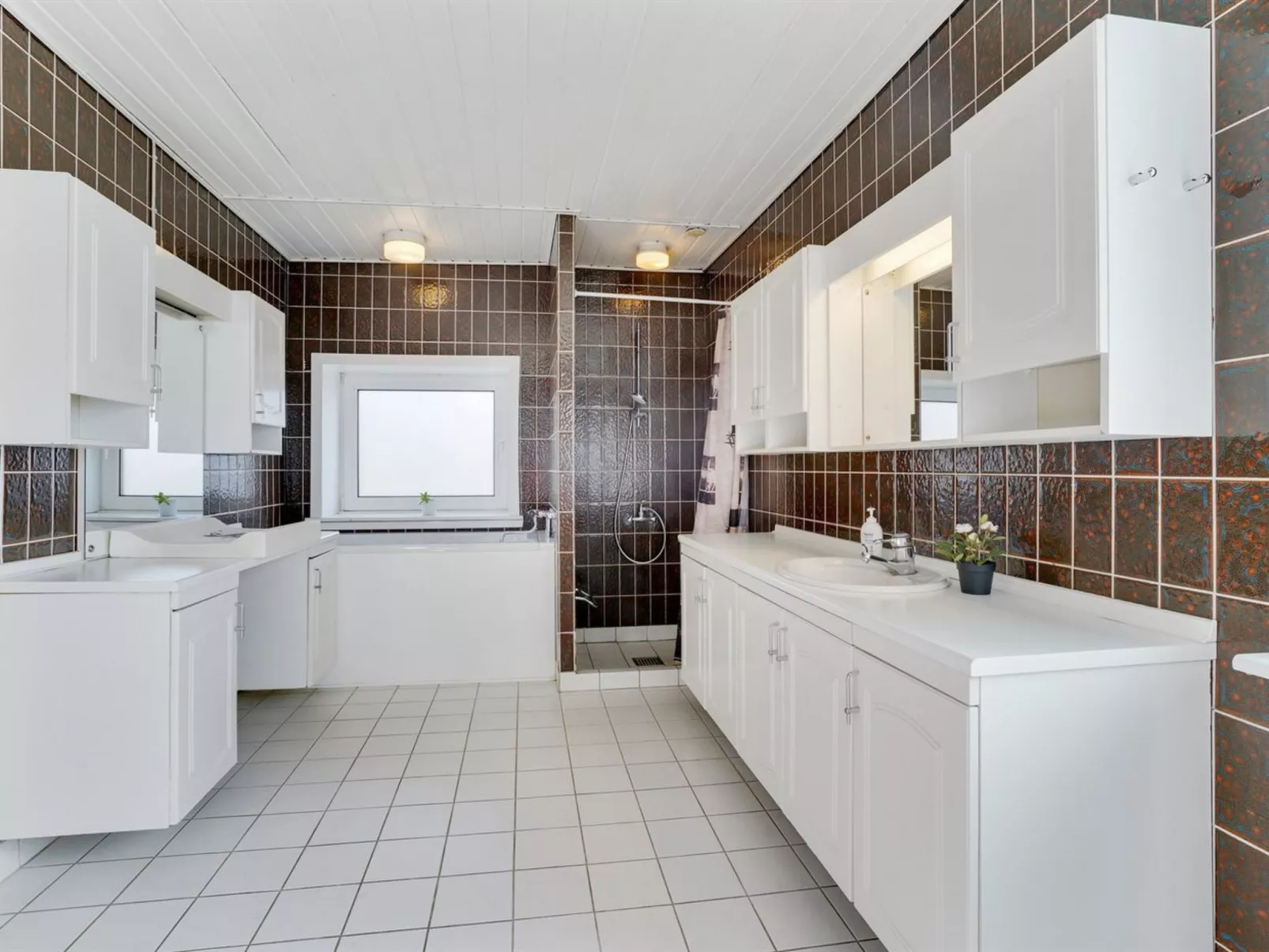 "Rahild" - 2km to the fjord-Binnen