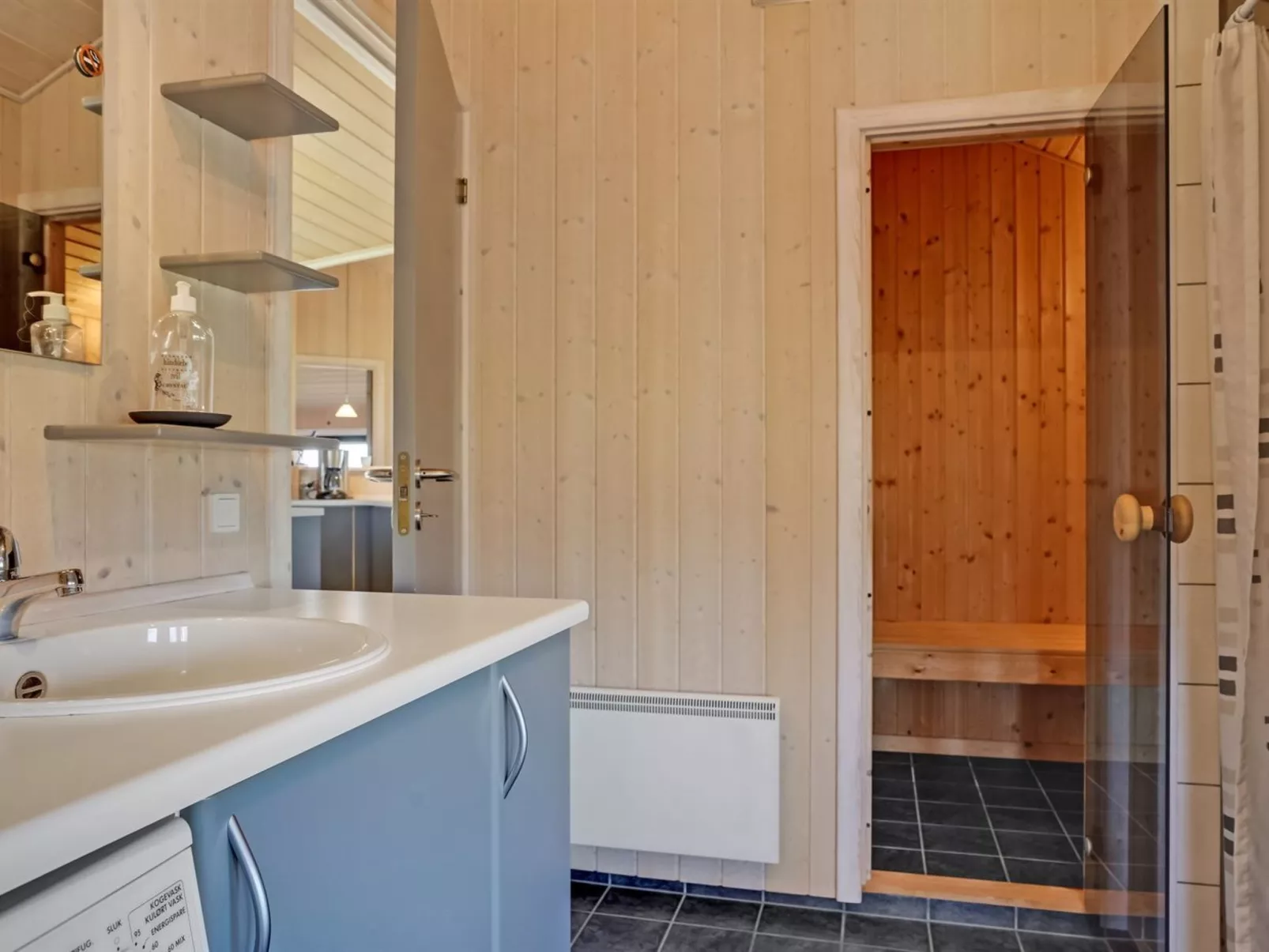 "Brynjolf" - 350m to the fjord-Binnen