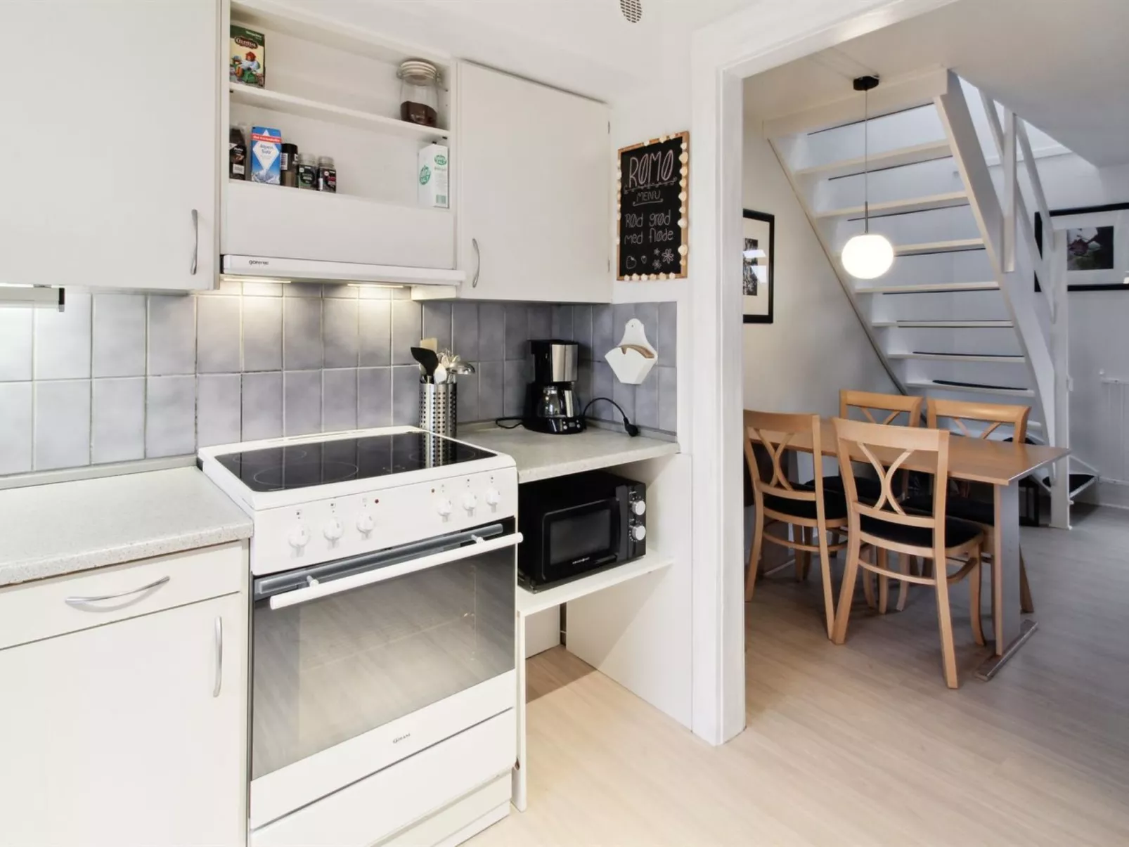 "Aswith" - 2.3km from the sea-Binnen