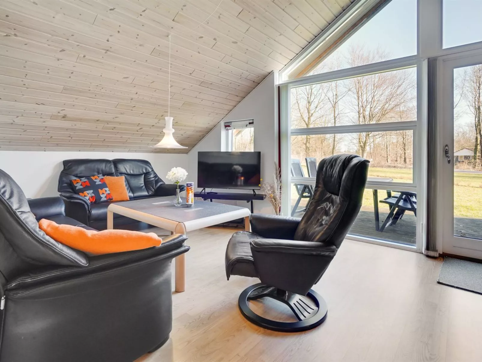 "Tiia" - 29km from the sea-Binnen