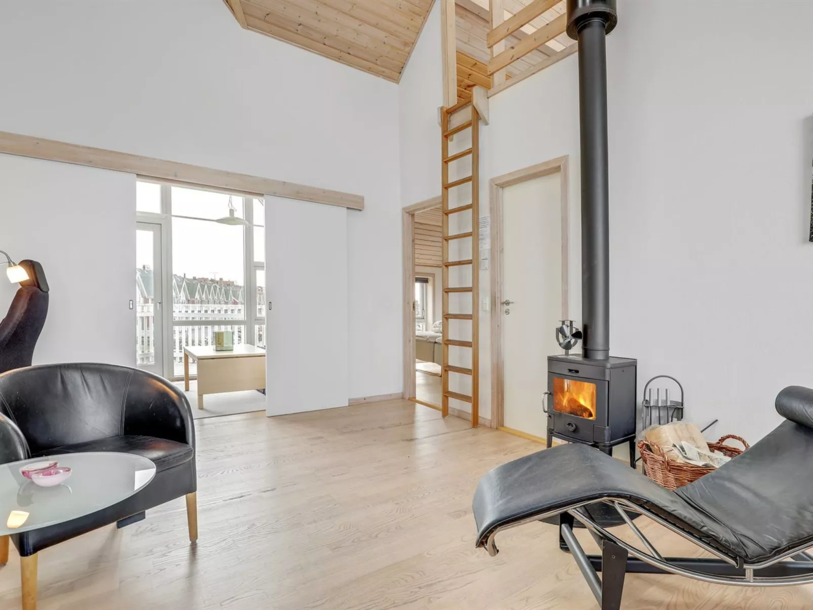 "Halldora" - 10m from the sea-Binnen