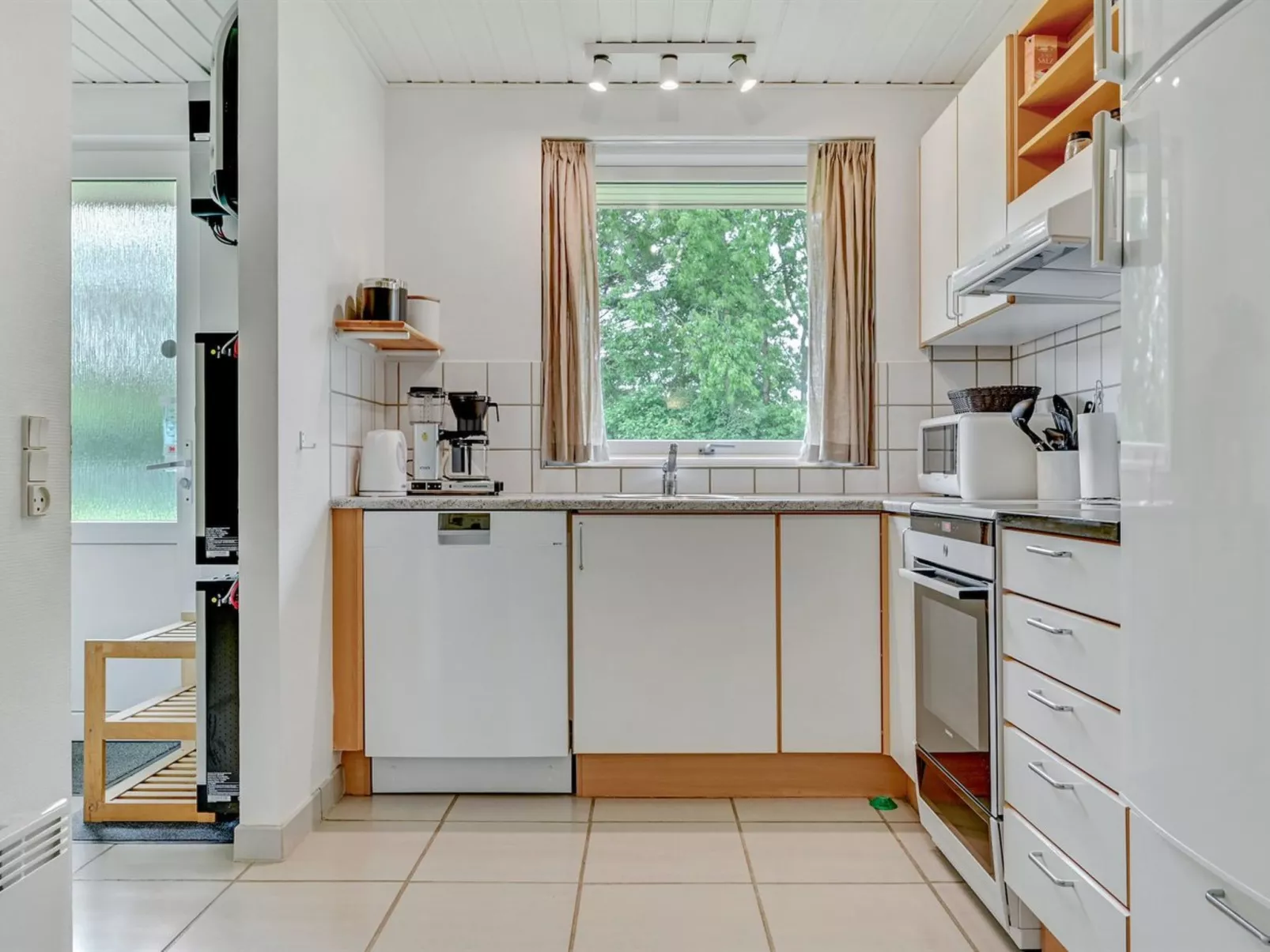 "Emly" - 1.1km from the sea-Binnen