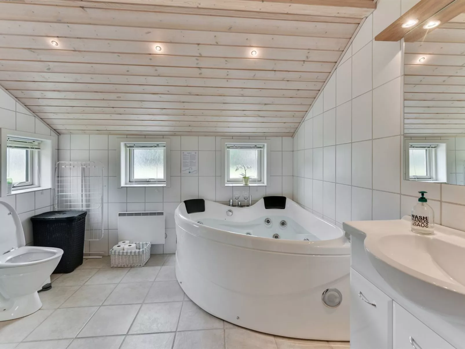 "Estrid" - 30km from the sea-Binnen