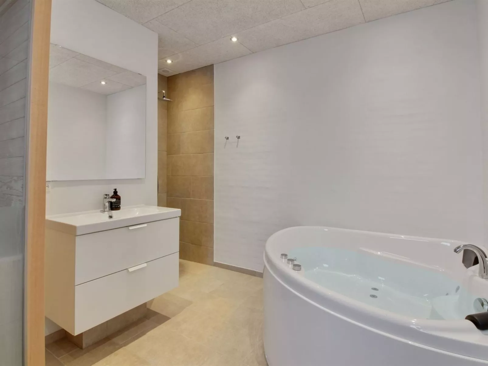 "Klaudius" - 2km from the sea-Binnen