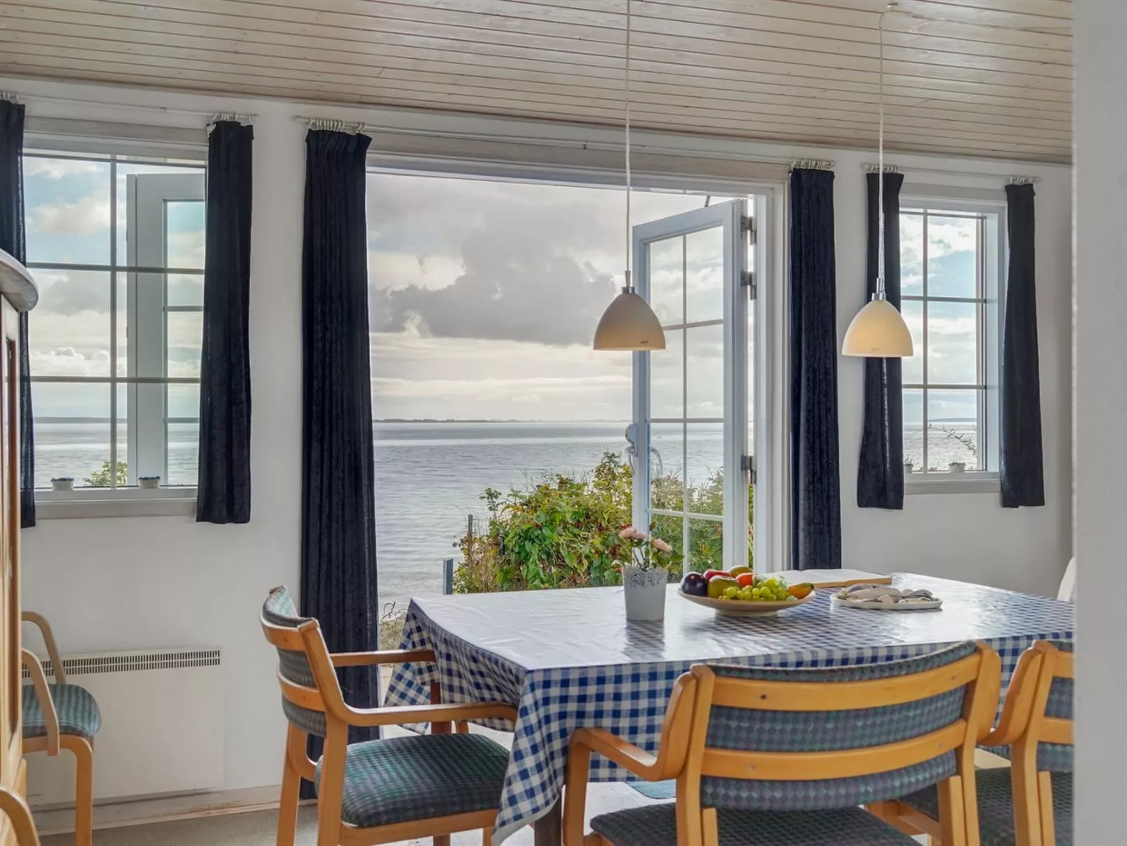 "Tana" - 5m from the sea-Binnen