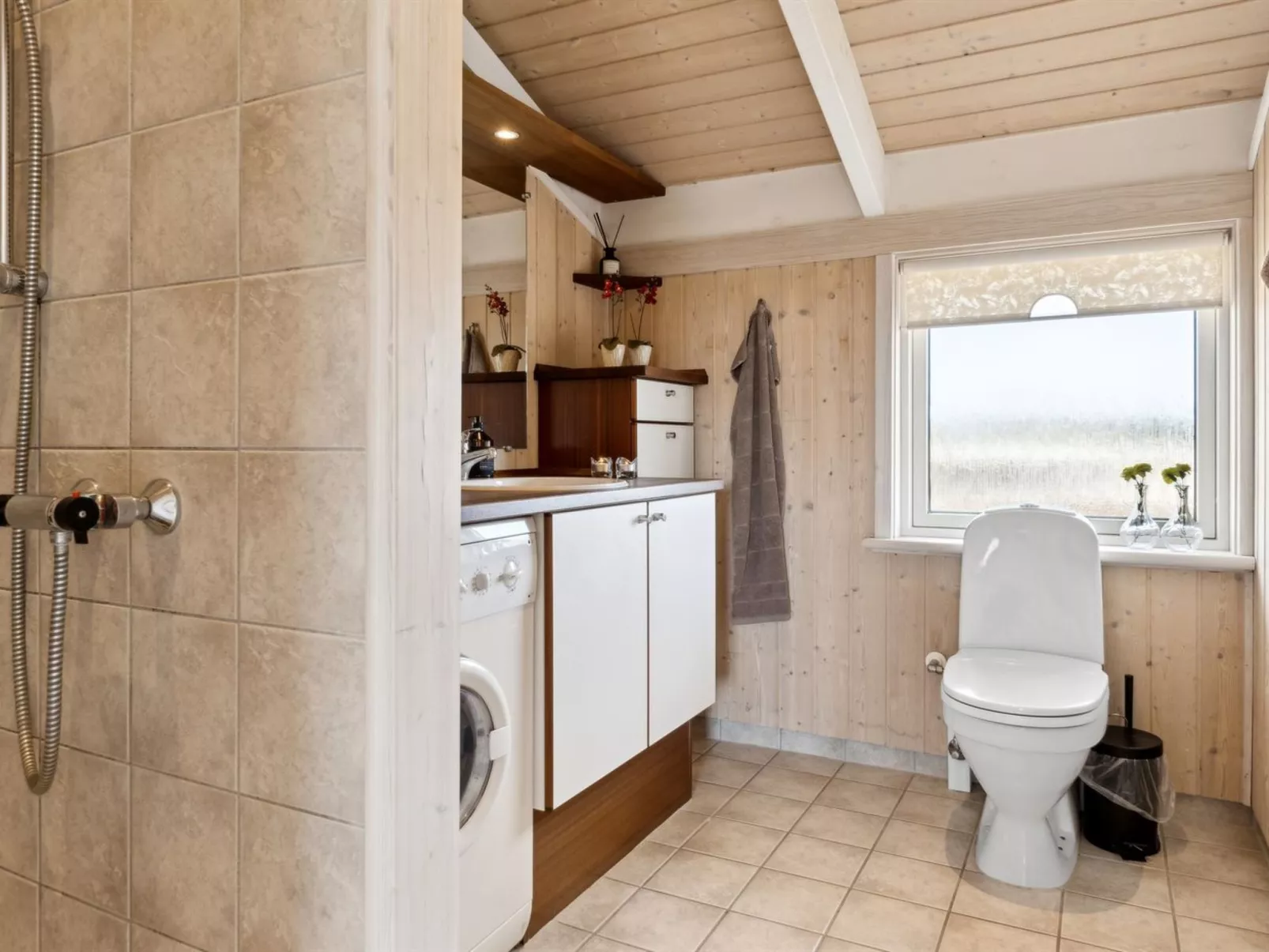 "Bjarni" - 239m from the sea-Binnen