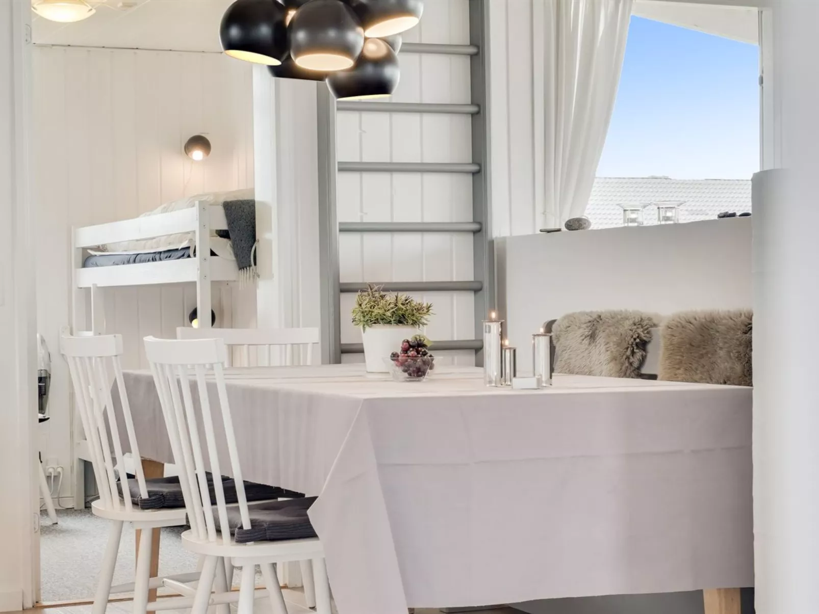 "Dyri" - 75m from the sea-Binnen