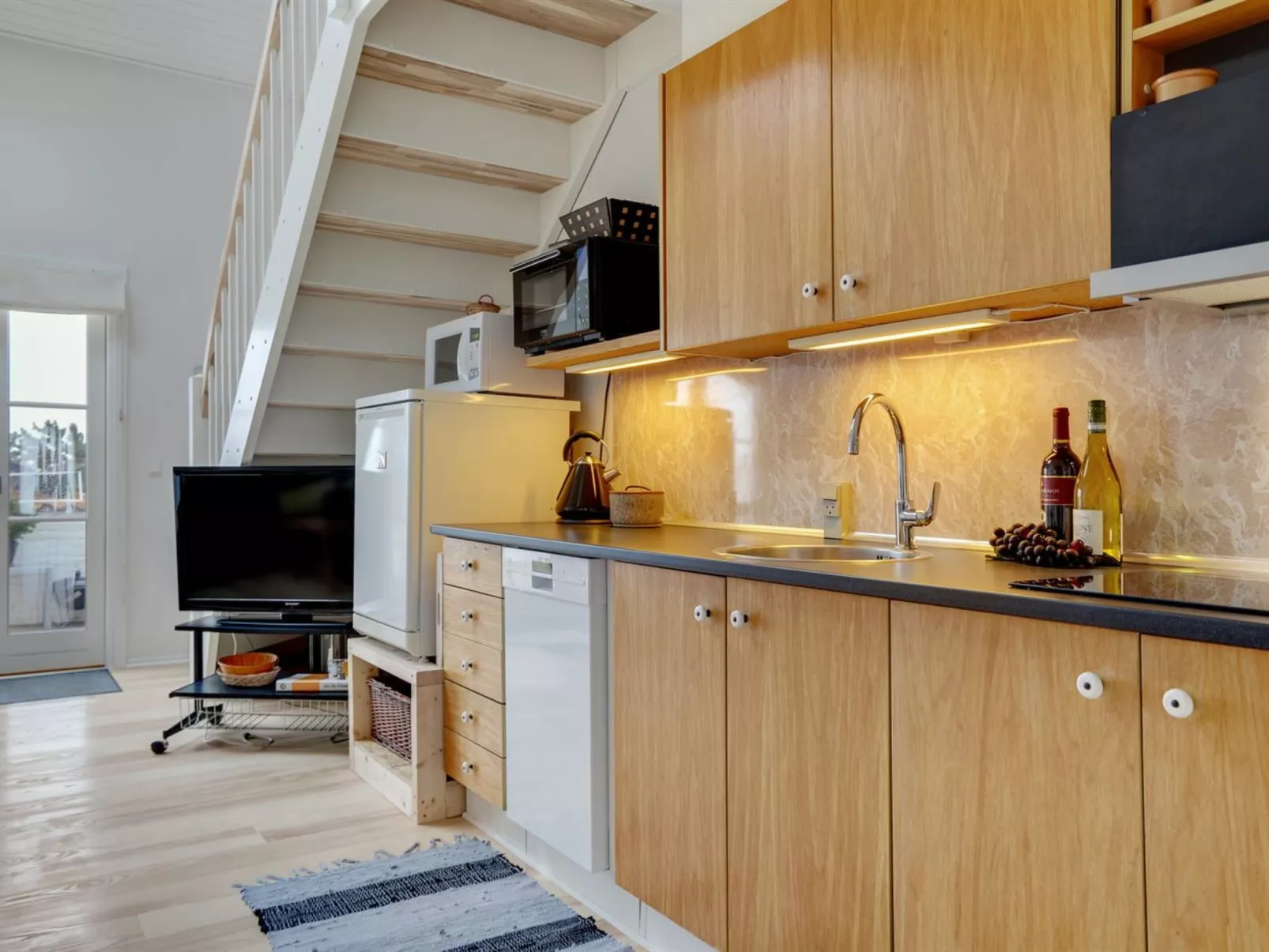 "Tofan" - 100m to the fjord-Binnen