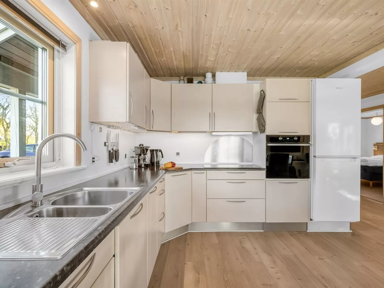 "Adelia" - 850m to the fjord-Binnen