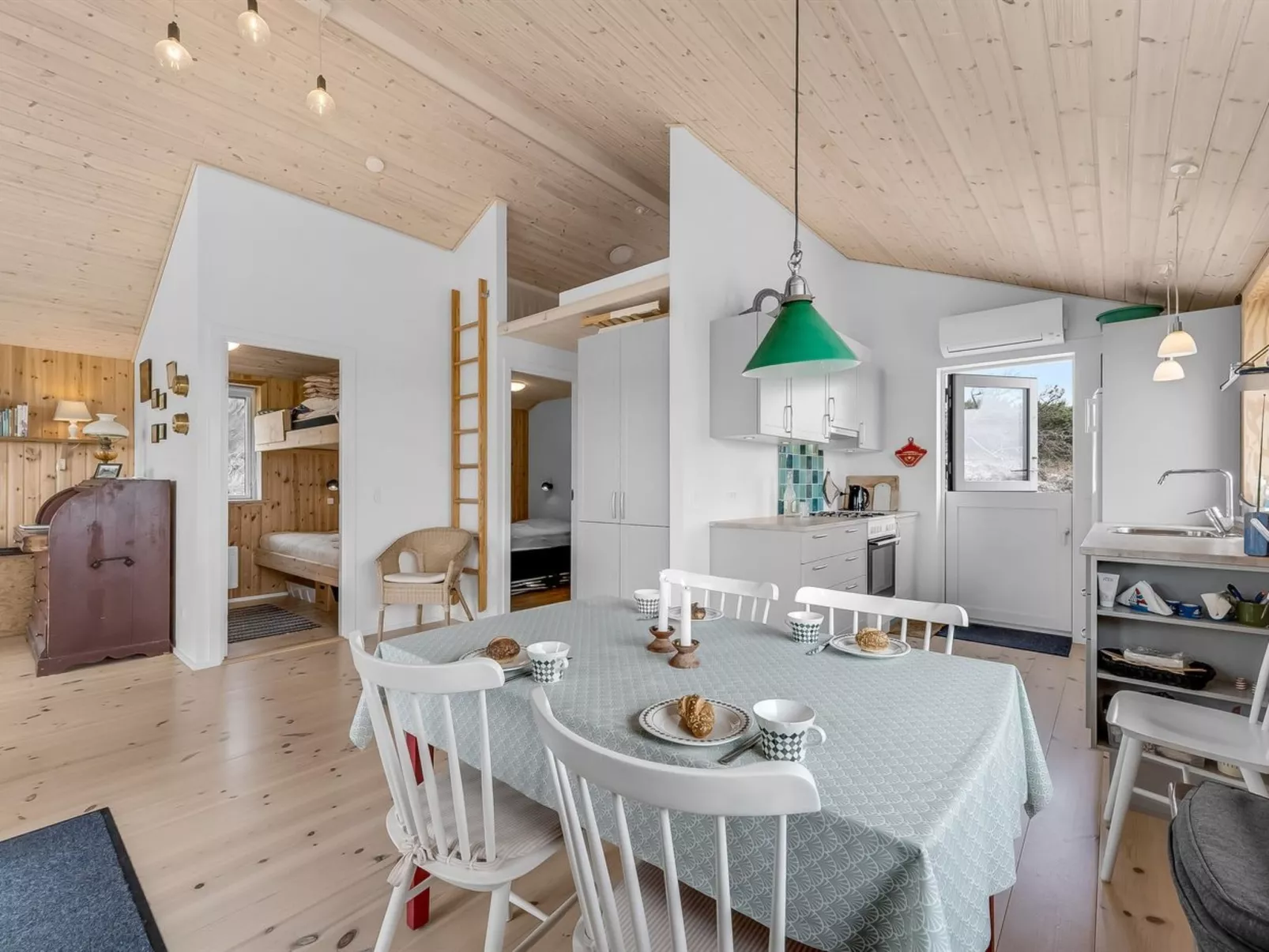 "Apolina" -  from the sea-Binnen