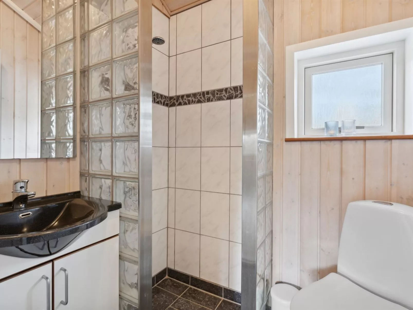 "Elif" - 30km from the sea-Binnen