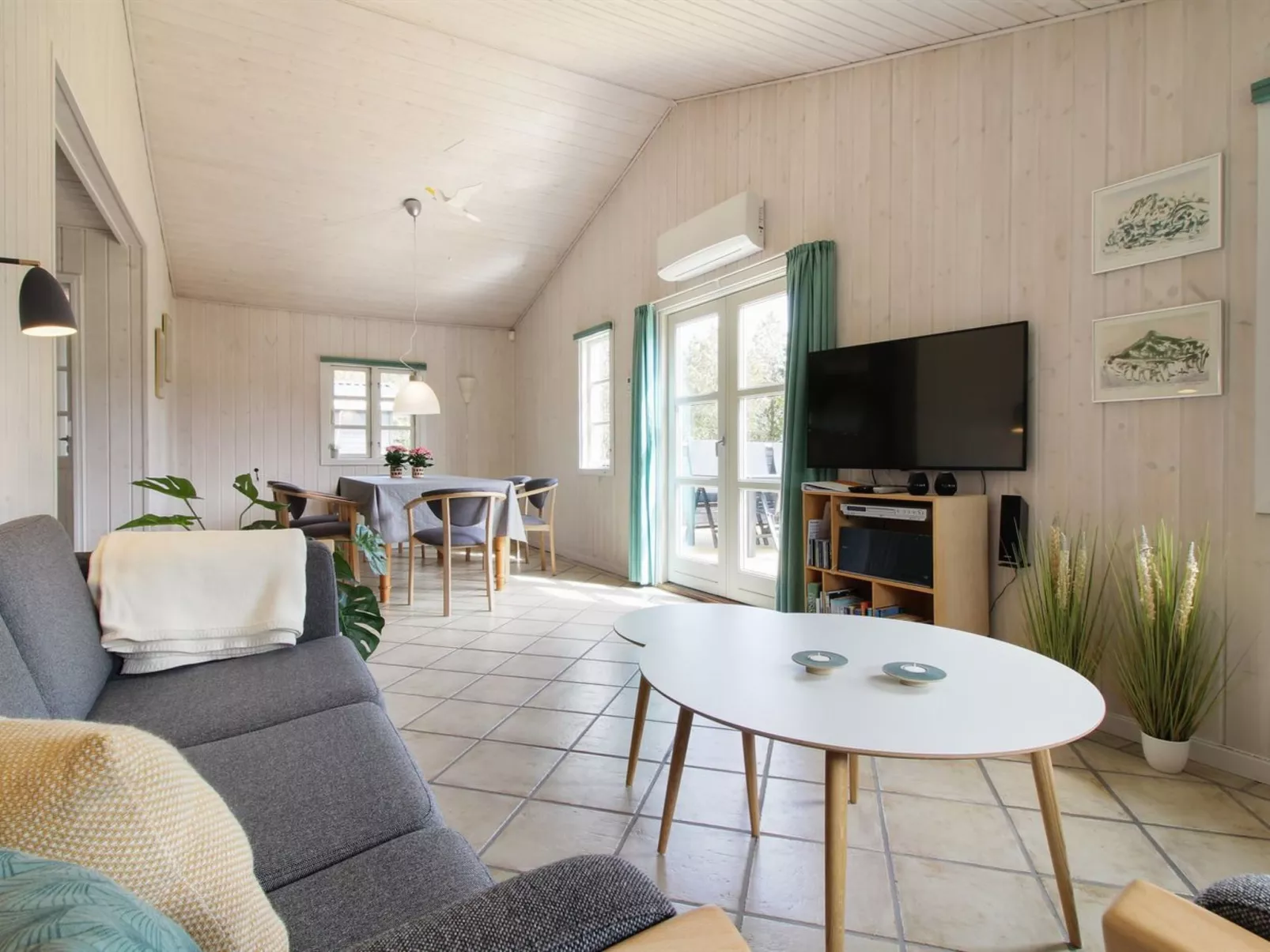 "Hillmari" - 200m from the sea-Binnen